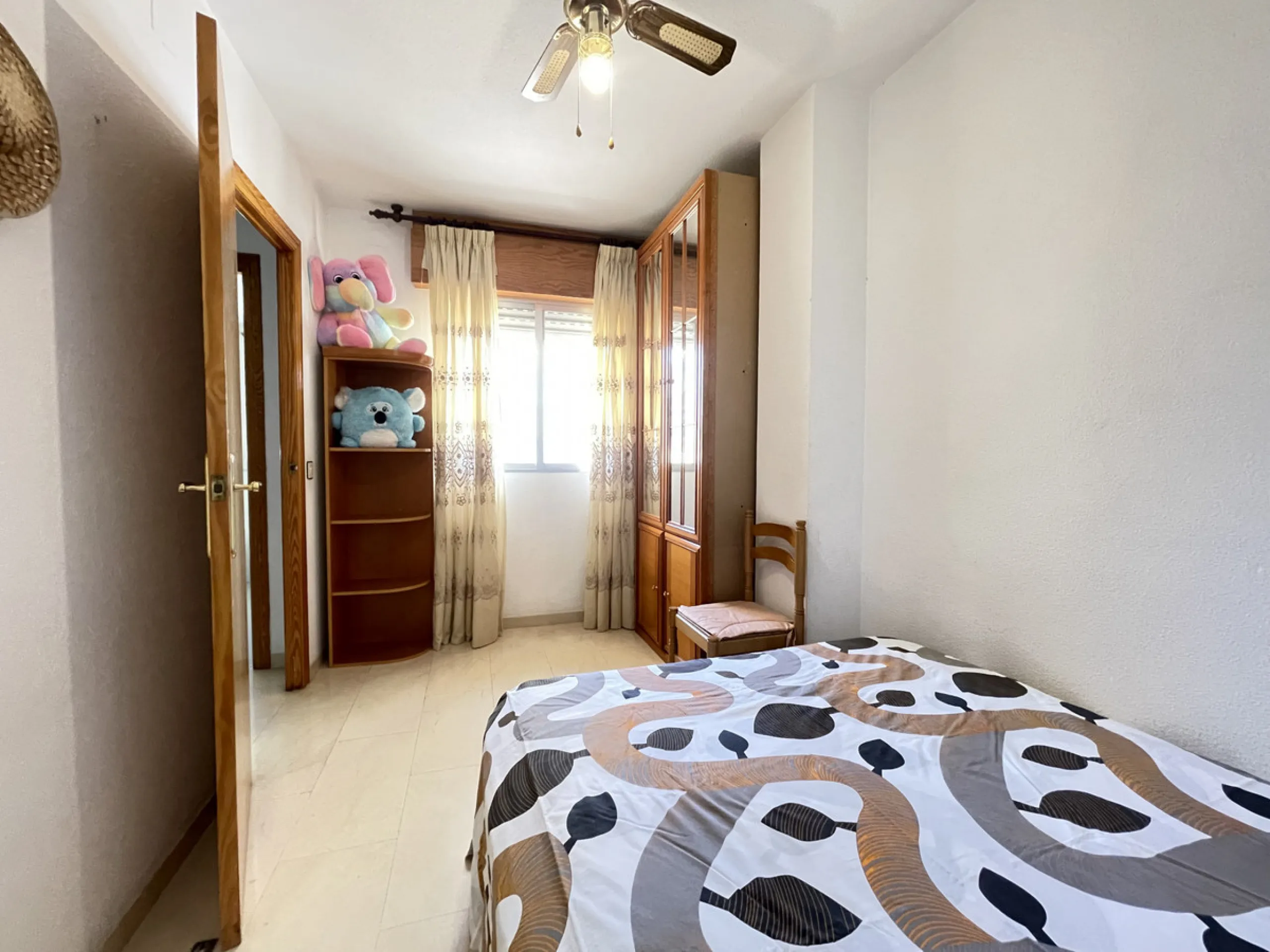 This centrally located duplex is situated in the sought-after area of Estepona town centre, right in the heart of the city and just a few minutes from the beach. It is a spacious property with a floor area of 110 m², spread over two floors, offering every