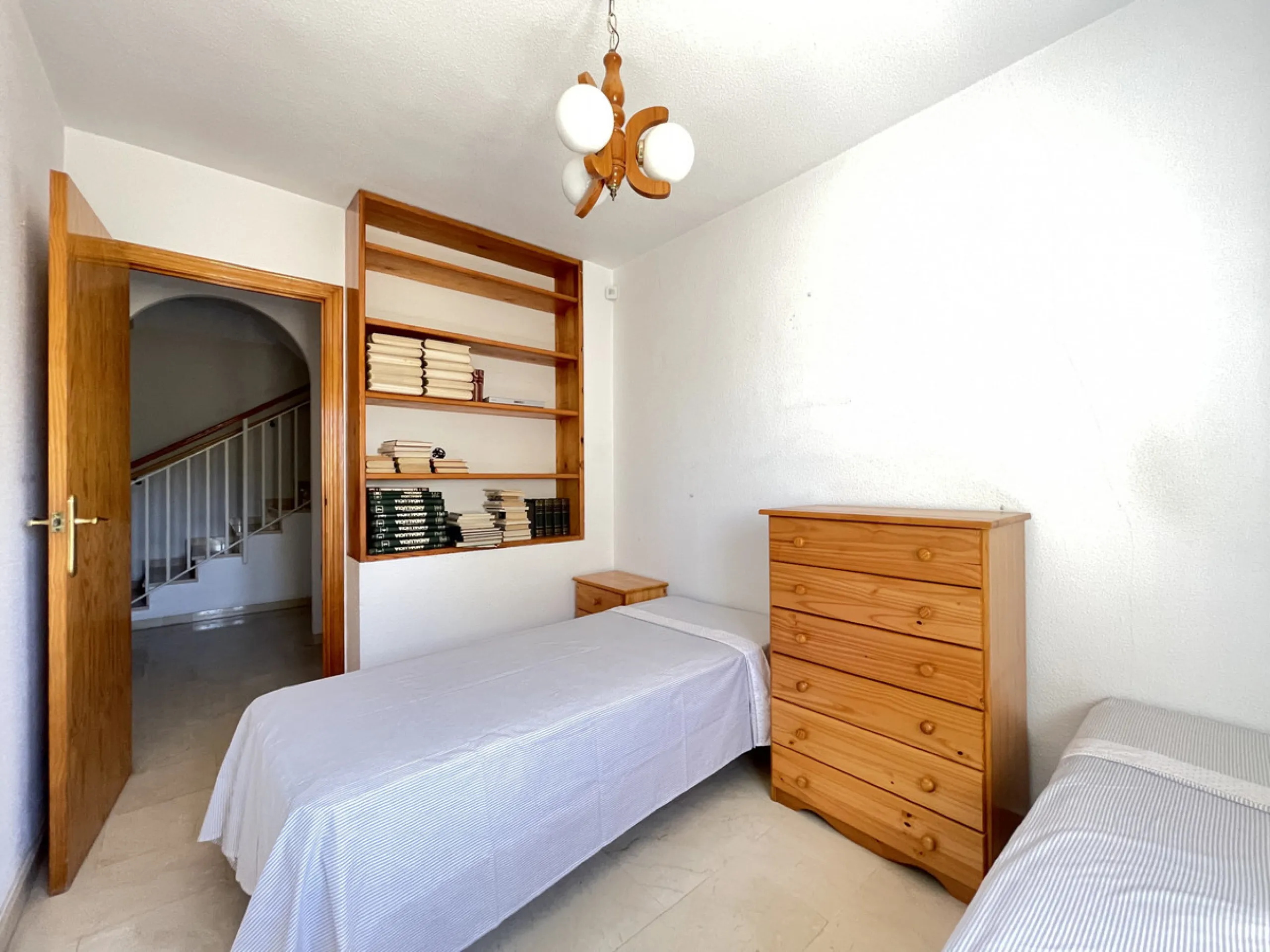This centrally located duplex is situated in the sought-after area of Estepona town centre, right in the heart of the city and just a few minutes from the beach. It is a spacious property with a floor area of 110 m², spread over two floors, offering every