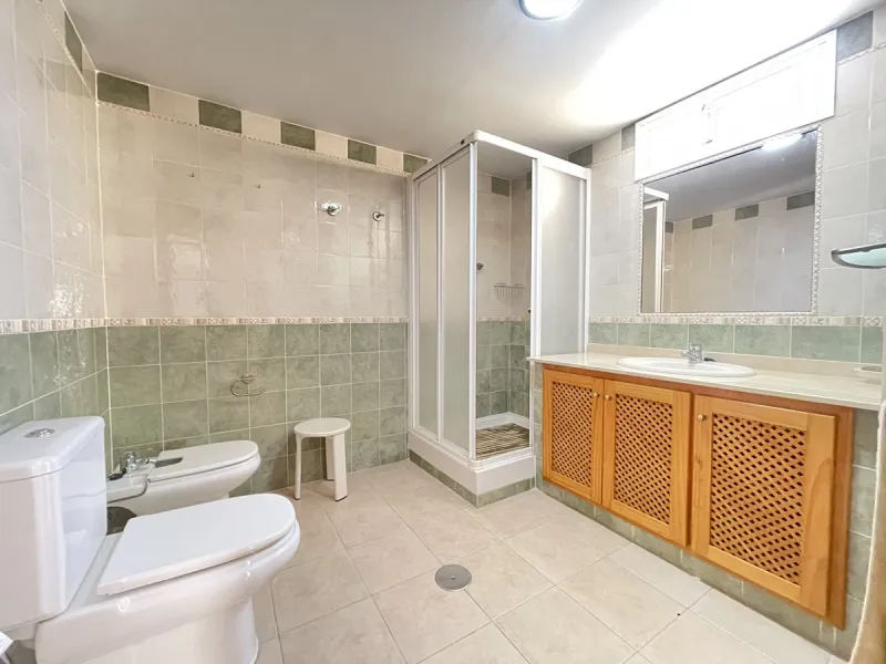 This centrally located duplex is situated in the sought-after area of Estepona town centre, right in the heart of the city and just a few minutes from the beach. It is a spacious property with a floor area of 110 m², spread over two floors, offering every