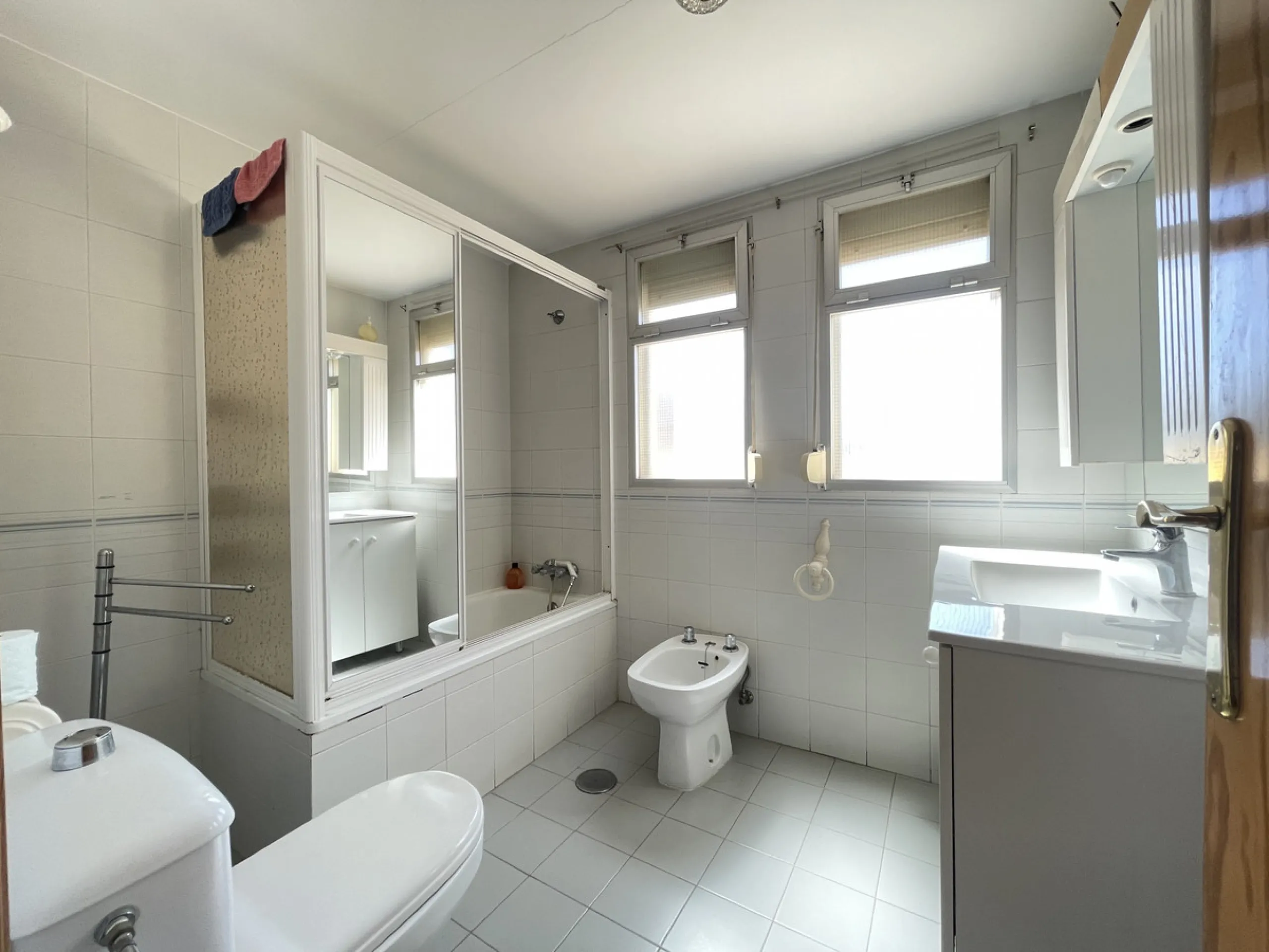 This centrally located duplex is situated in the sought-after area of Estepona town centre, right in the heart of the city and just a few minutes from the beach. It is a spacious property with a floor area of 110 m², spread over two floors, offering every