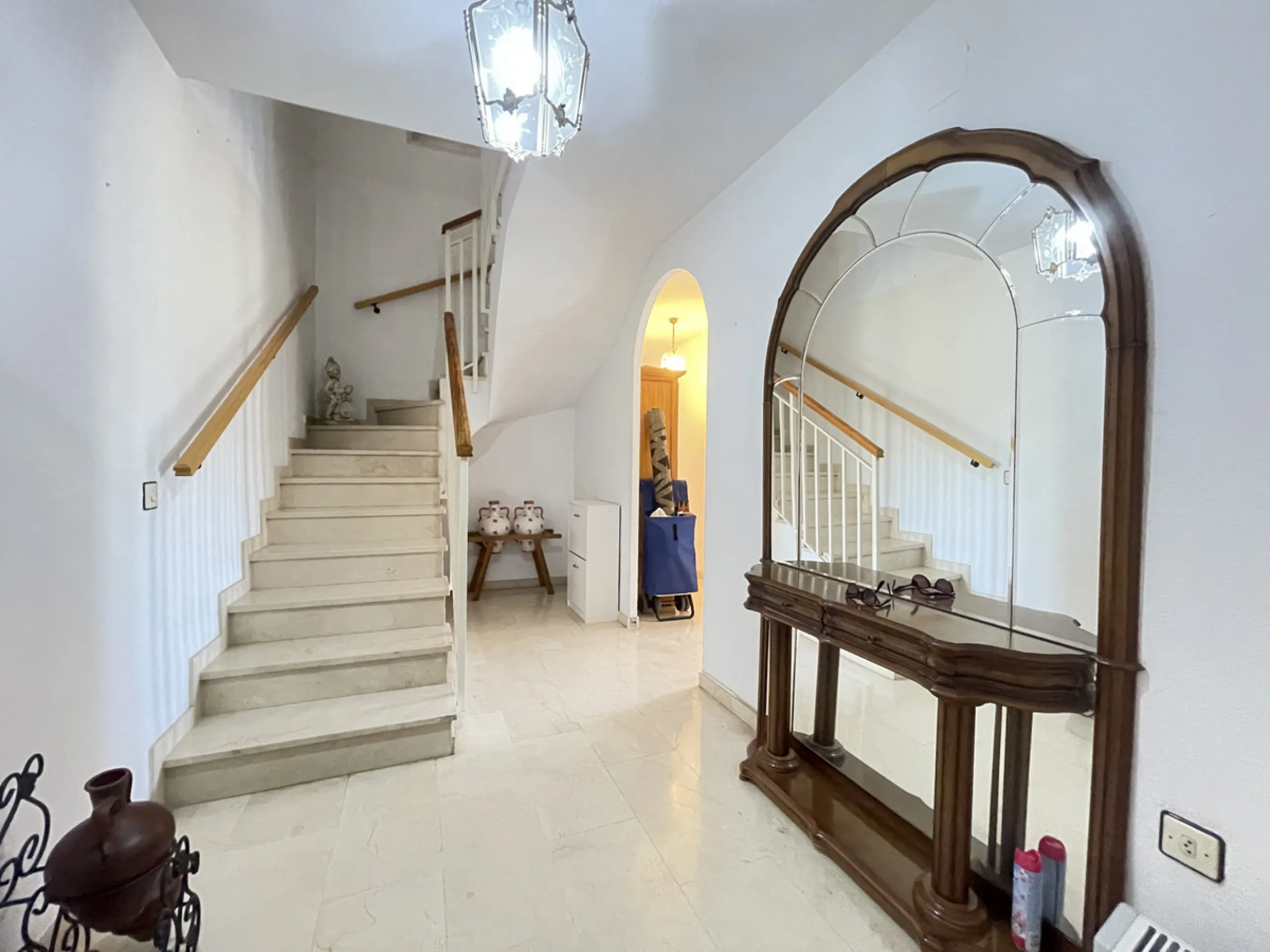 This centrally located duplex is situated in the sought-after area of Estepona town centre, right in the heart of the city and just a few minutes from the beach. It is a spacious property with a floor area of 110 m², spread over two floors, offering every