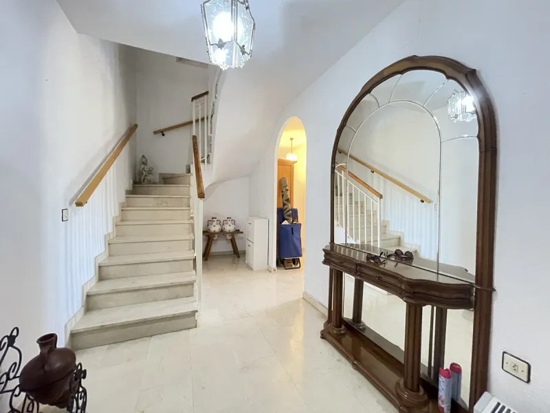 This centrally located duplex is situated in the sought-after area of Estepona town centre, right in the heart of the city and just a few minutes from the beach. It is a spacious property with a floor area of 110 m², spread over two floors, offering every