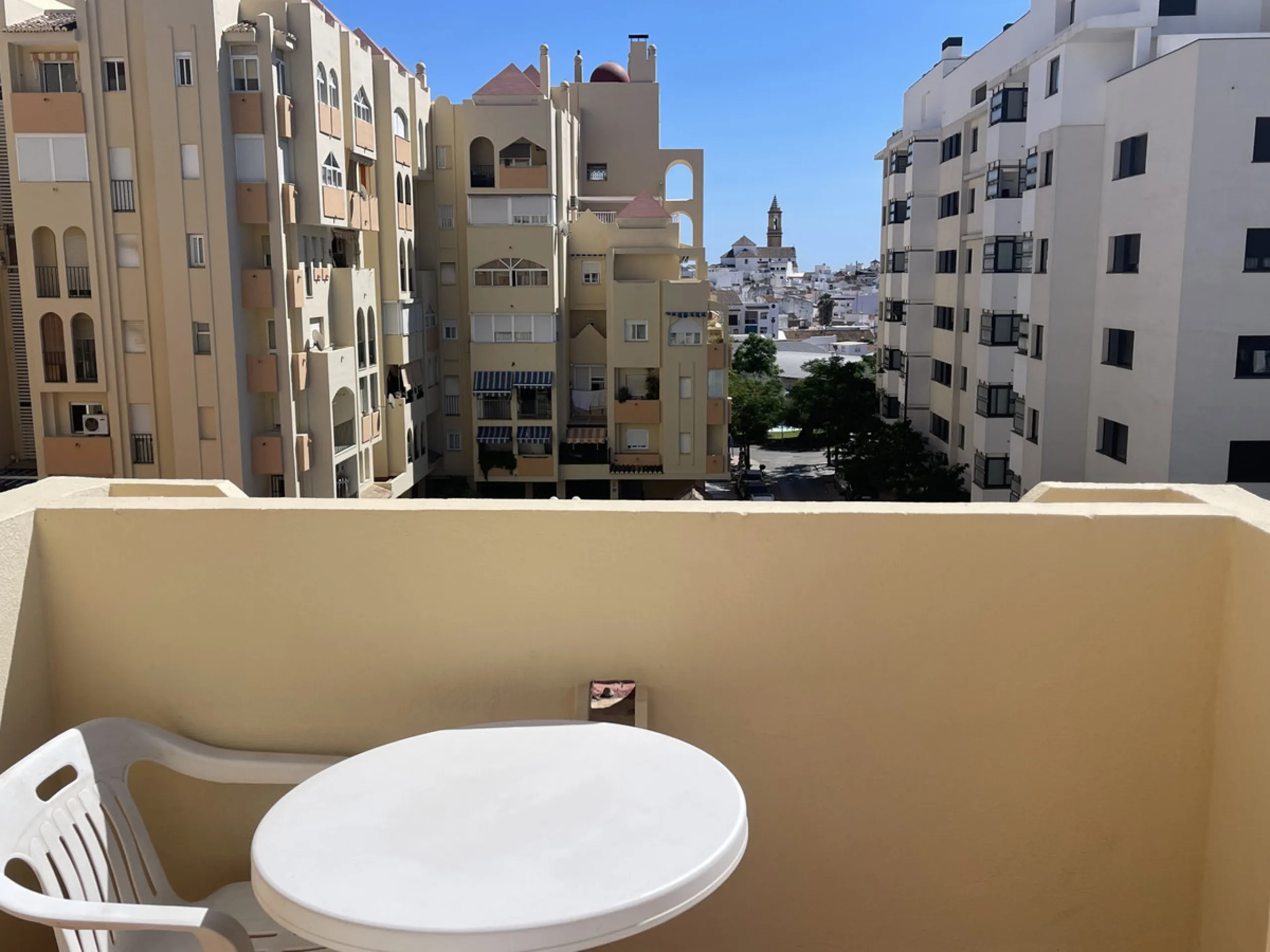 This centrally located duplex is situated in the sought-after area of Estepona town centre, right in the heart of the city and just a few minutes from the beach. It is a spacious property with a floor area of 110 m², spread over two floors, offering every
