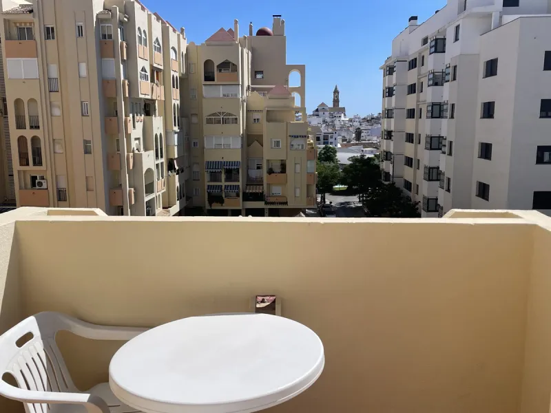 This centrally located duplex is situated in the sought-after area of Estepona town centre, right in the heart of the city and just a few minutes from the beach. It is a spacious property with a floor area of 110 m², spread over two floors, offering every