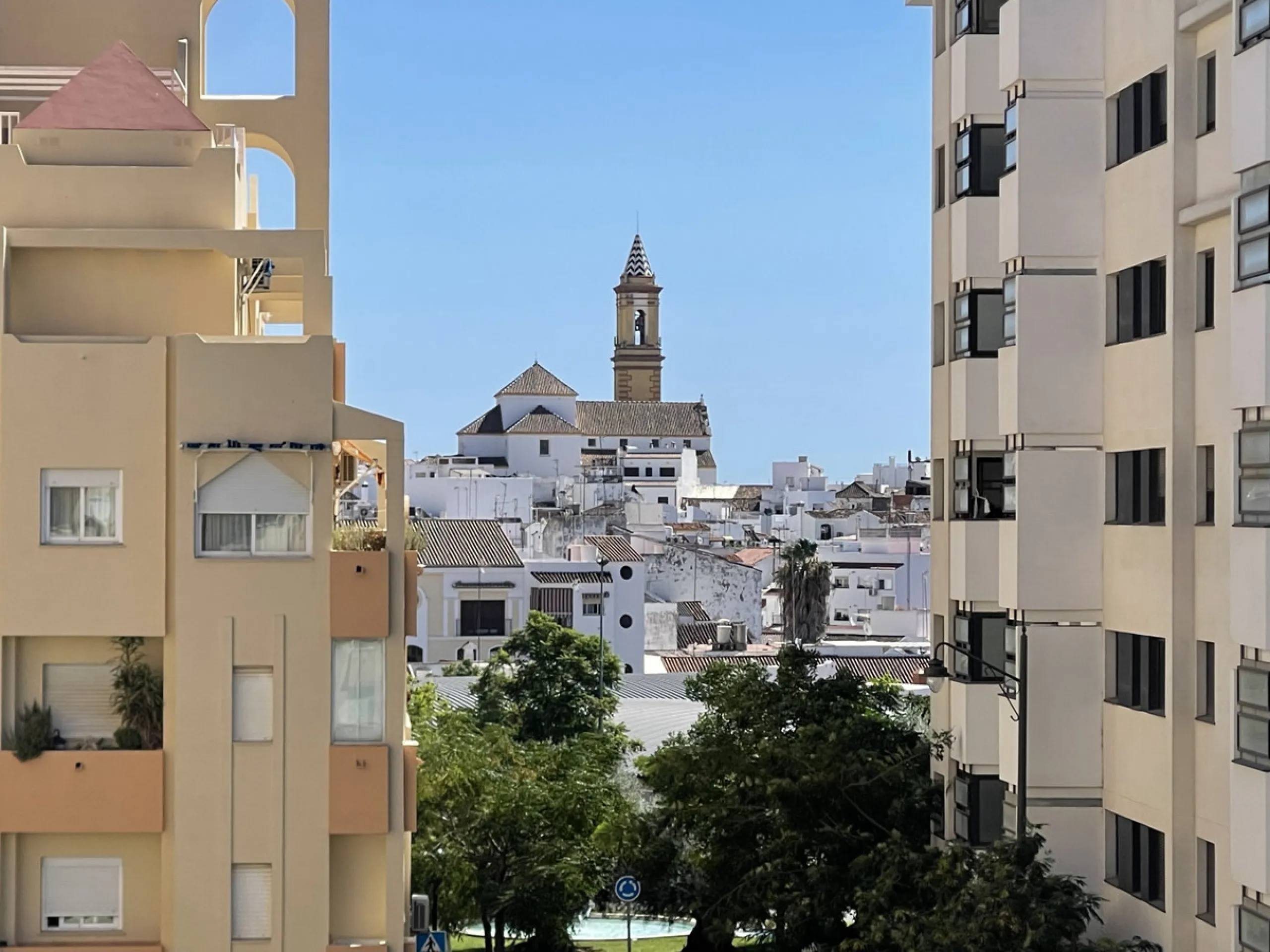 This centrally located duplex is situated in the sought-after area of Estepona town centre, right in the heart of the city and just a few minutes from the beach. It is a spacious property with a floor area of 110 m², spread over two floors, offering every