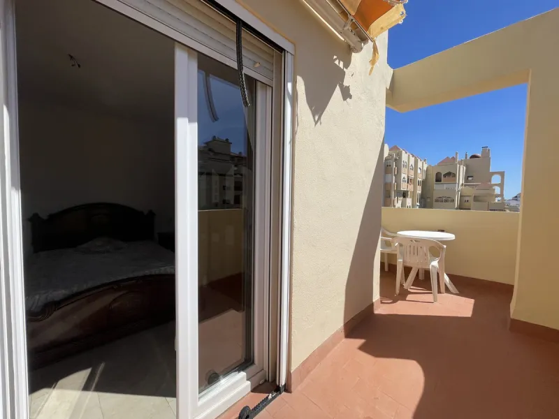 This centrally located duplex is situated in the sought-after area of Estepona town centre, right in the heart of the city and just a few minutes from the beach. It is a spacious property with a floor area of 110 m², spread over two floors, offering every