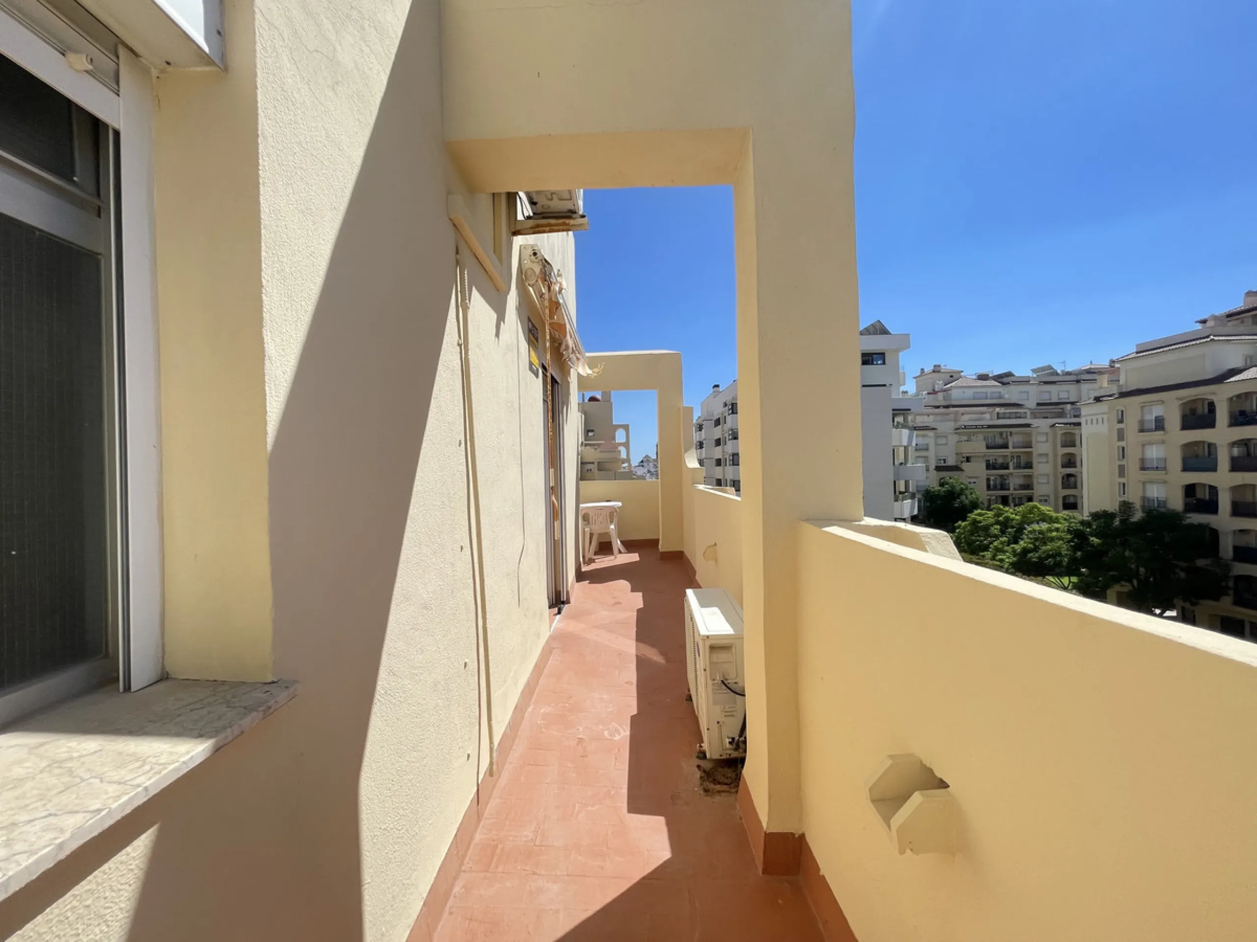 This centrally located duplex is situated in the sought-after area of Estepona town centre, right in the heart of the city and just a few minutes from the beach. It is a spacious property with a floor area of 110 m², spread over two floors, offering every