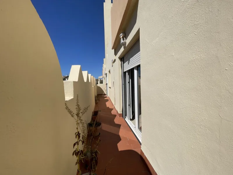 This centrally located duplex is situated in the sought-after area of Estepona town centre, right in the heart of the city and just a few minutes from the beach. It is a spacious property with a floor area of 110 m², spread over two floors, offering every