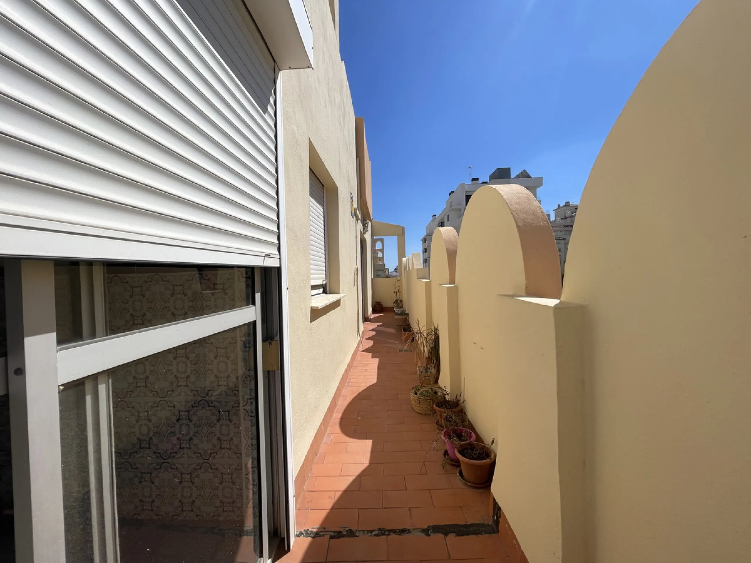 This centrally located duplex is situated in the sought-after area of Estepona town centre, right in the heart of the city and just a few minutes from the beach. It is a spacious property with a floor area of 110 m², spread over two floors, offering every