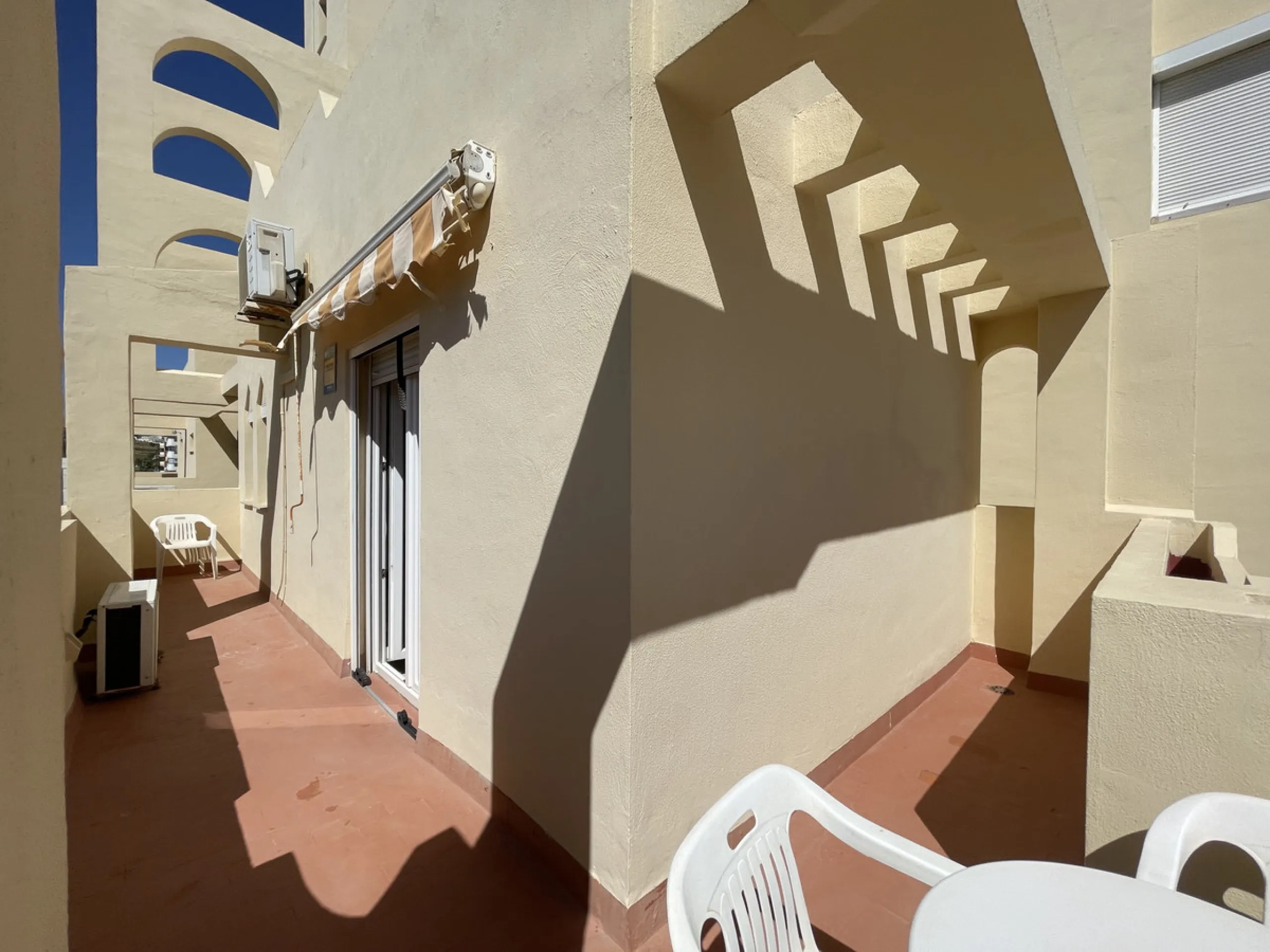 This centrally located duplex is situated in the sought-after area of Estepona town centre, right in the heart of the city and just a few minutes from the beach. It is a spacious property with a floor area of 110 m², spread over two floors, offering every