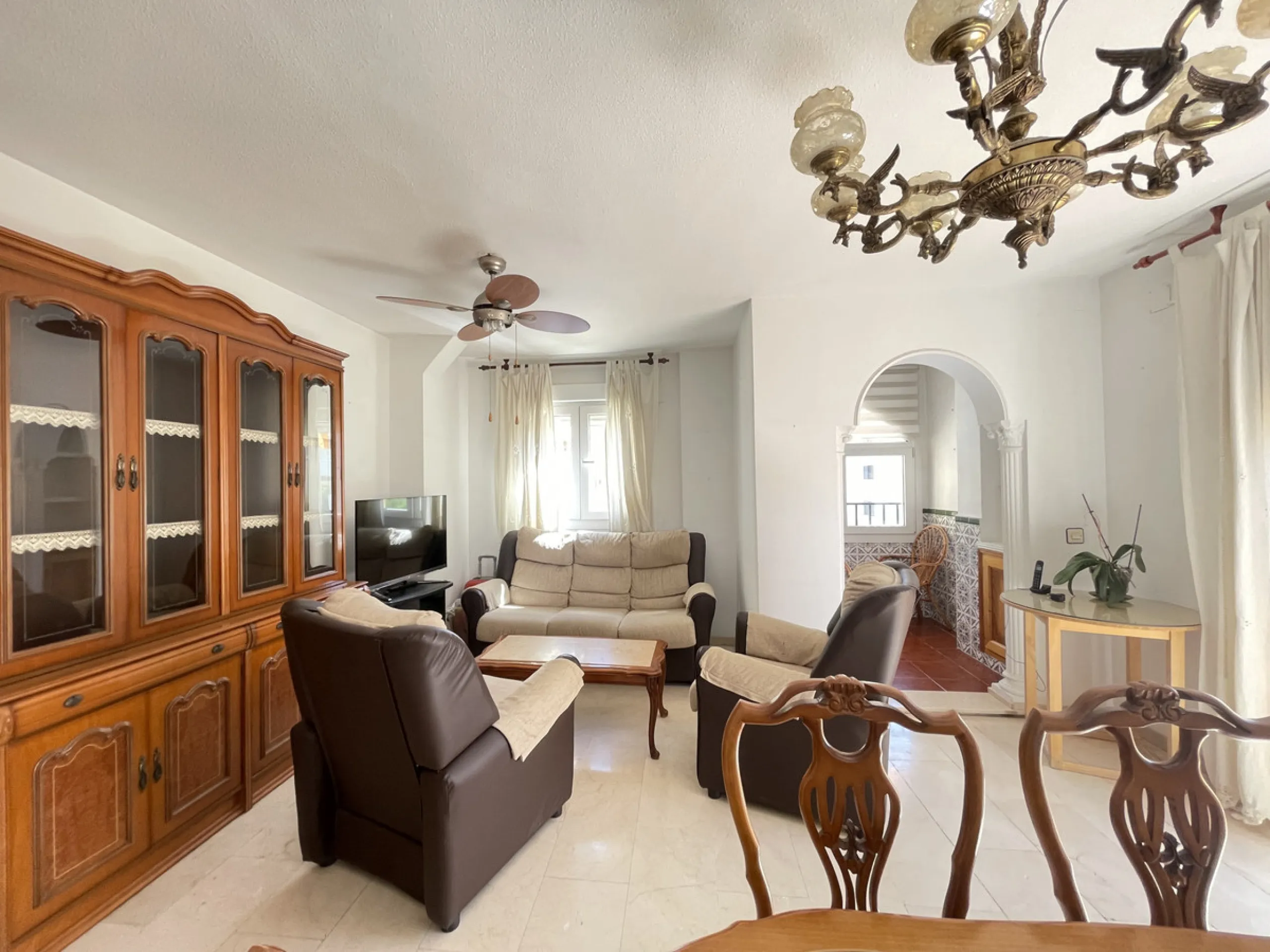 This centrally located duplex is situated in the sought-after area of Estepona town centre, right in the heart of the city and just a few minutes from the beach. It is a spacious property with a floor area of 110 m², spread over two floors, offering every