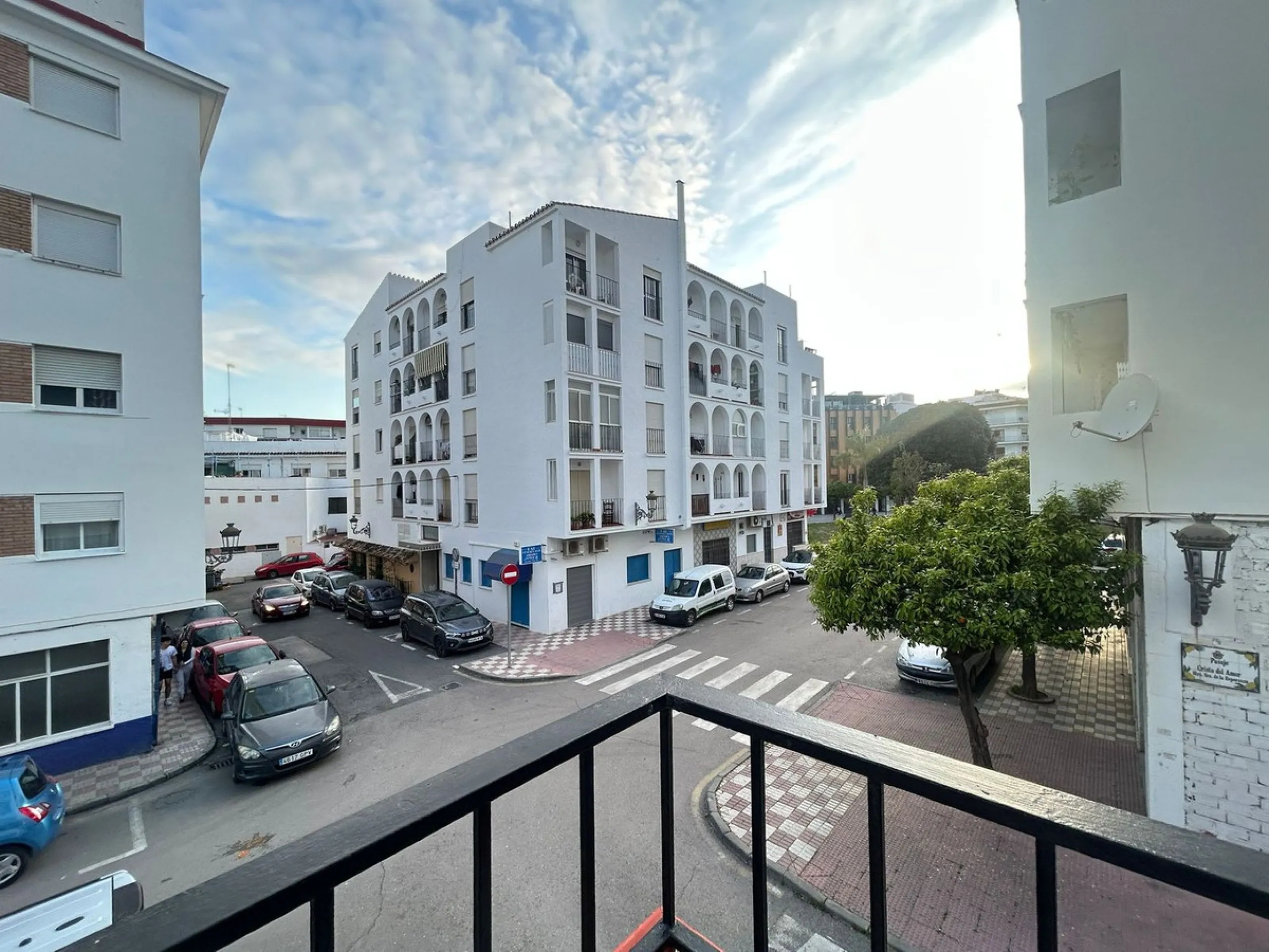 Apartment - Middle Floor Apartment в продаже в Estepona, Málaga. В доме 3 спален и 1 ванных комнат. Площадь дома 110 м²