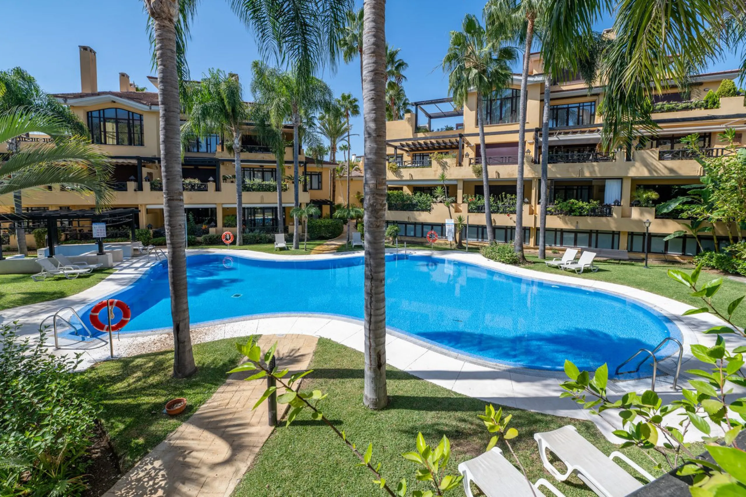 Apartment - Ground Floor Apartment в продаже в Marbella, Málaga. В доме 2 спален и 2 ванных комнат. Площадь дома 204 м²