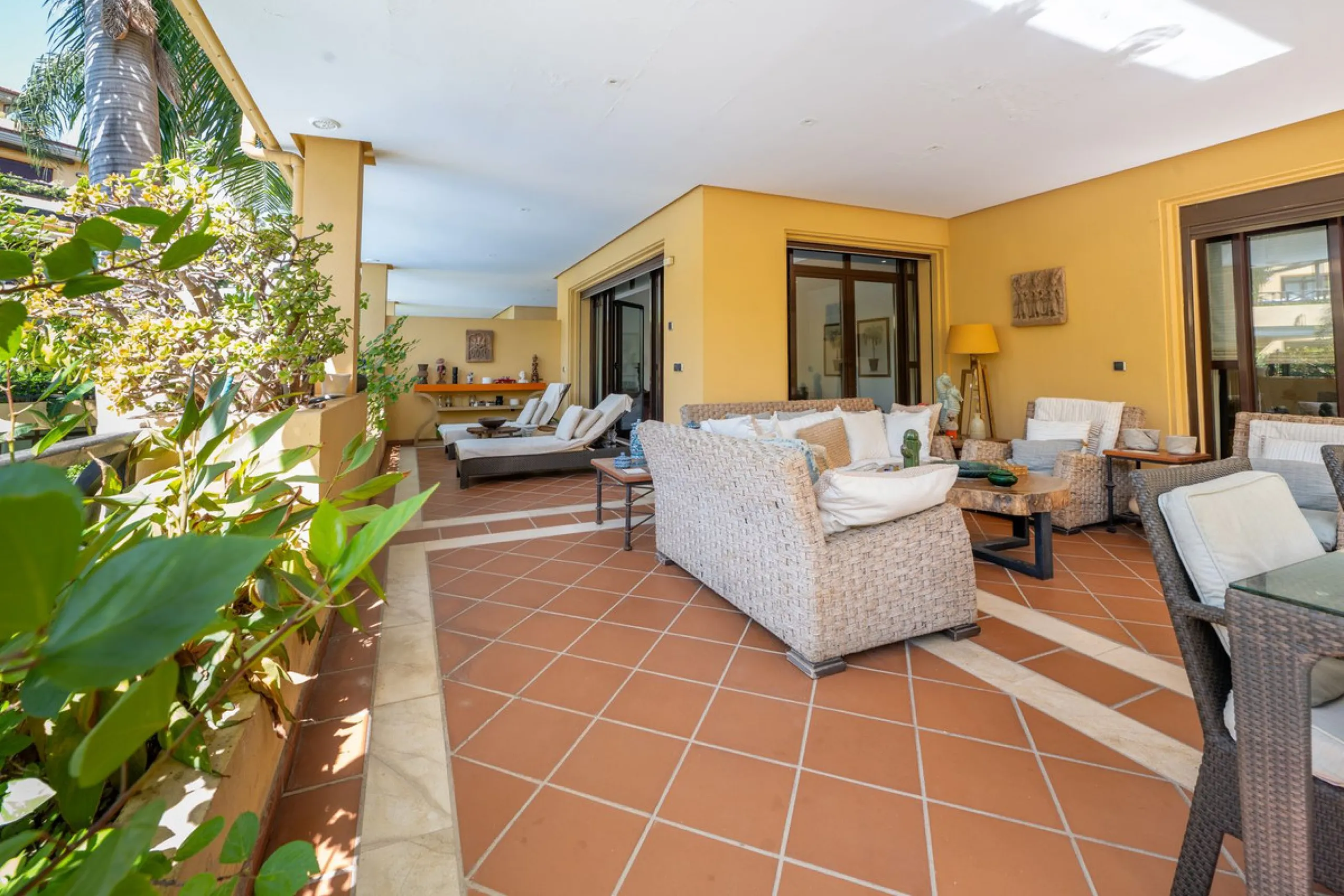 Apartment - Ground Floor Apartment в продаже в Marbella, Málaga. В доме 2 спален и 2 ванных комнат. Площадь дома 204 м²