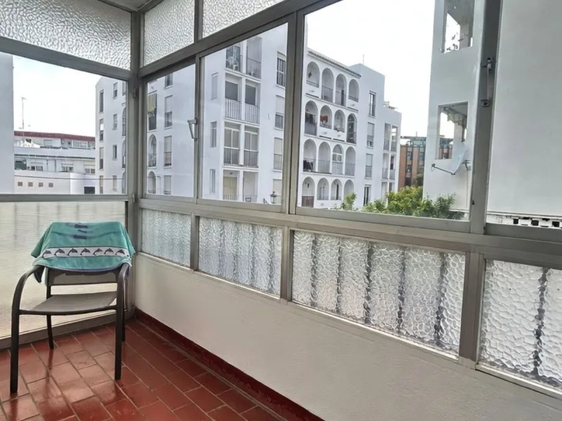 Apartment - Middle Floor Apartment в продаже в Estepona, Málaga. В доме 3 спален и 1 ванных комнат. Площадь дома 110 м²