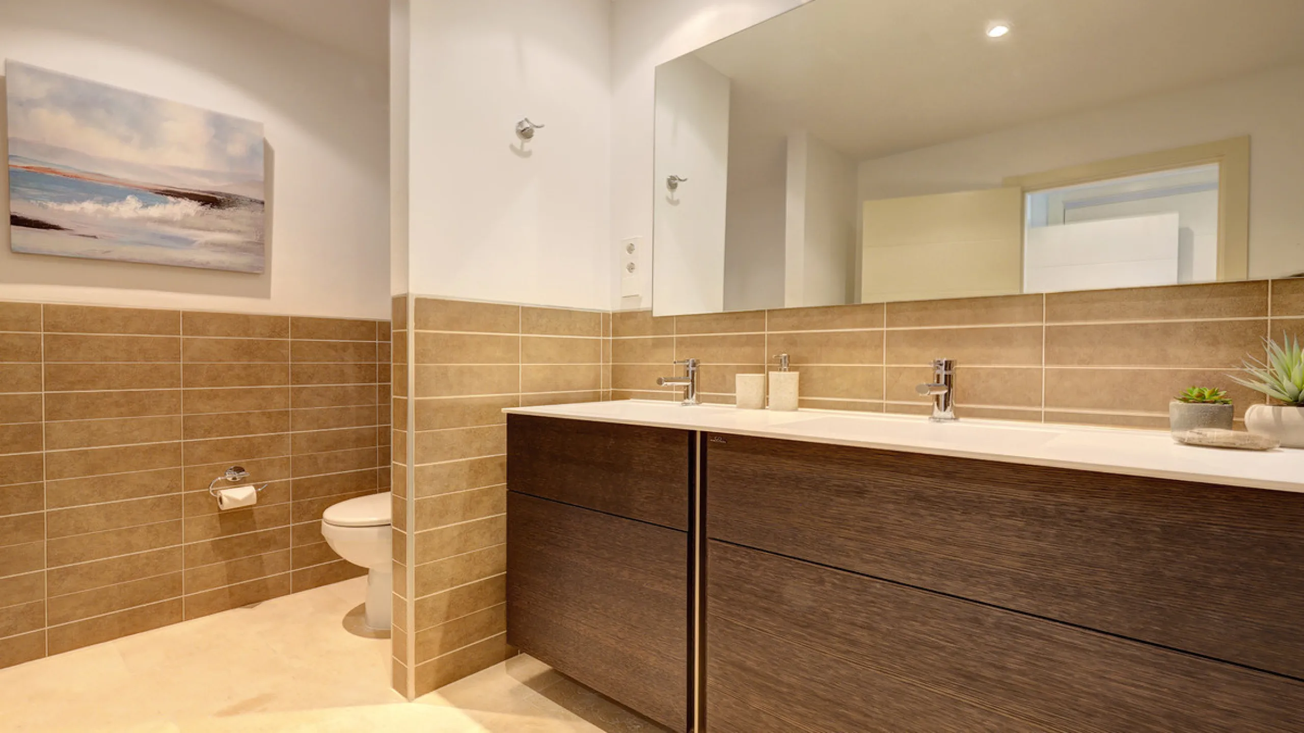 Diese elegante Erdgeschosswohnung liegt in der exklusiven Wohnanlage Terrazas de Cortesin, mitten im weltbekannten Finca Cortesin Golf Resort in Casares. Bekannt für seinen Meisterschaftsgolfplatz (Austragungsort des Solheim Cups 2023)