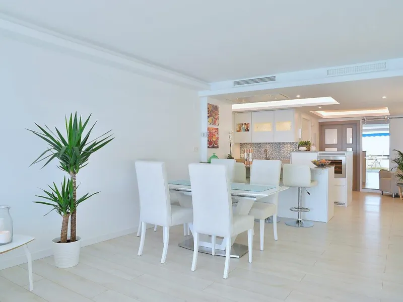 Apartment - Middle Floor Apartment в продаже в Fuengirola, Málaga. В доме 4 спален и 3 ванных комнат. Площадь дома 181 м²