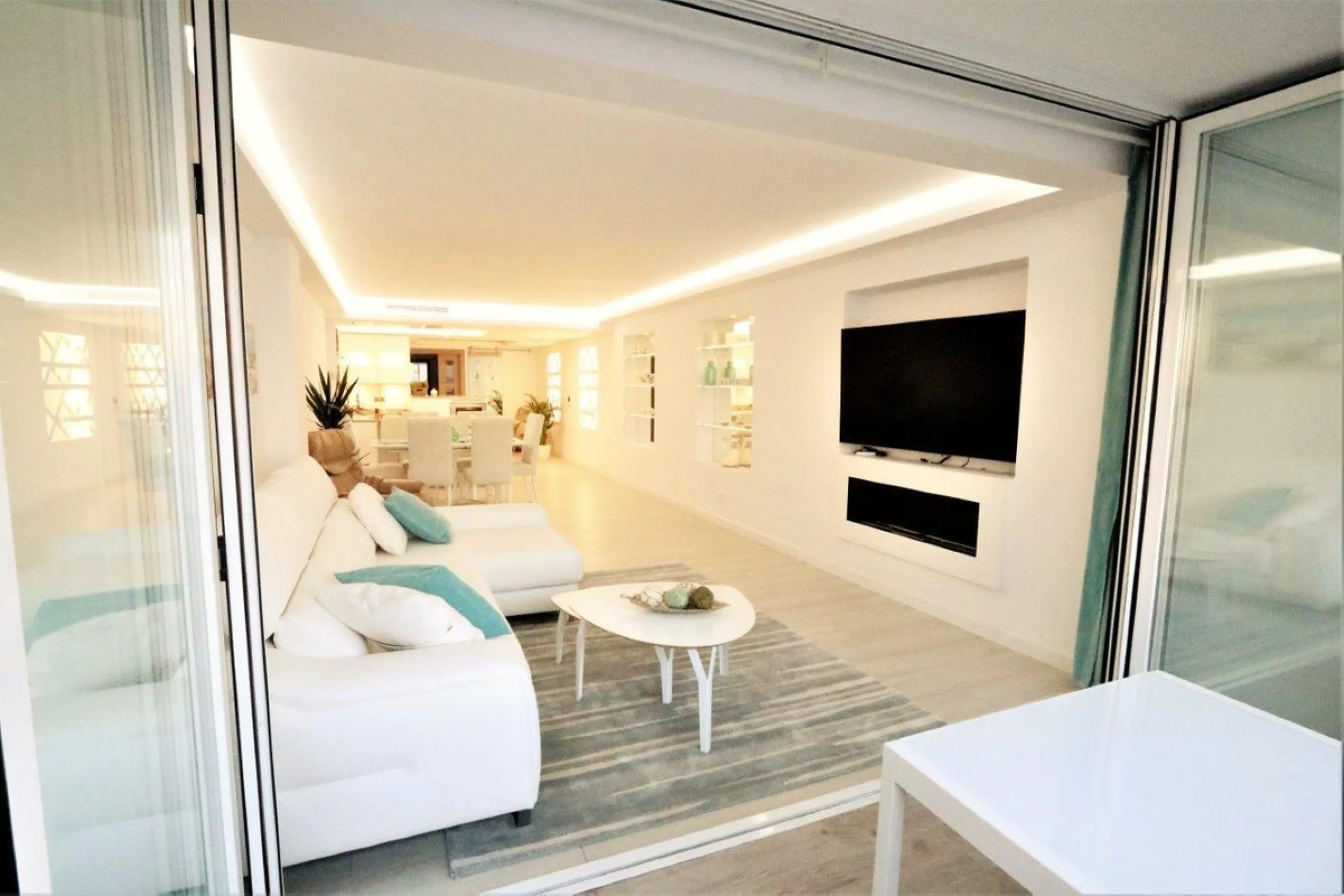 Apartment - Middle Floor Apartment в продаже в Fuengirola, Málaga. В доме 4 спален и 3 ванных комнат. Площадь дома 181 м²