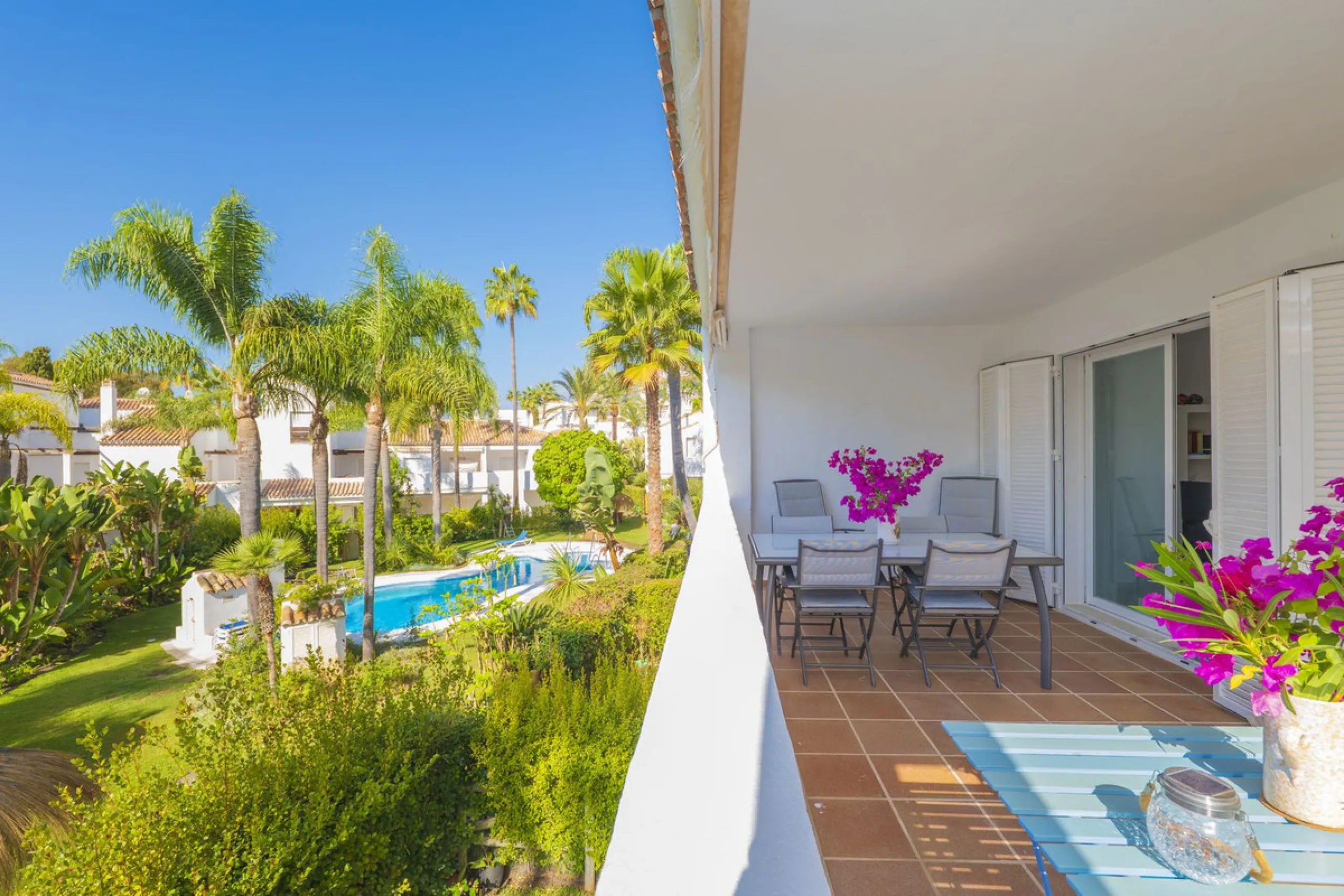 Come and meet the Paradise embodied in this charming Semi Detached House, epithome of a a Rest retreat, a quiet hideout, at a first line beach complex and despite that, tranquil, discreet and with 24/7 security ... at a mere 4km from Marbella downtown and