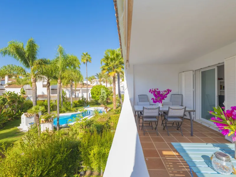 Come and meet the Paradise embodied in this charming Semi Detached House, epithome of a a Rest retreat, a quiet hideout, at a first line beach complex and despite that, tranquil, discreet and with 24/7 security ... at a mere 4km from Marbella downtown and