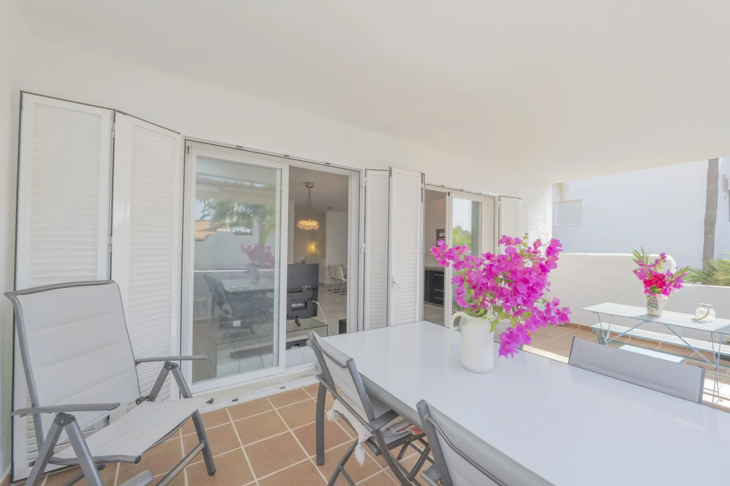 Come and meet the Paradise embodied in this charming Semi Detached House, epithome of a a Rest retreat, a quiet hideout, at a first line beach complex and despite that, tranquil, discreet and with 24/7 security ... at a mere 4km from Marbella downtown and