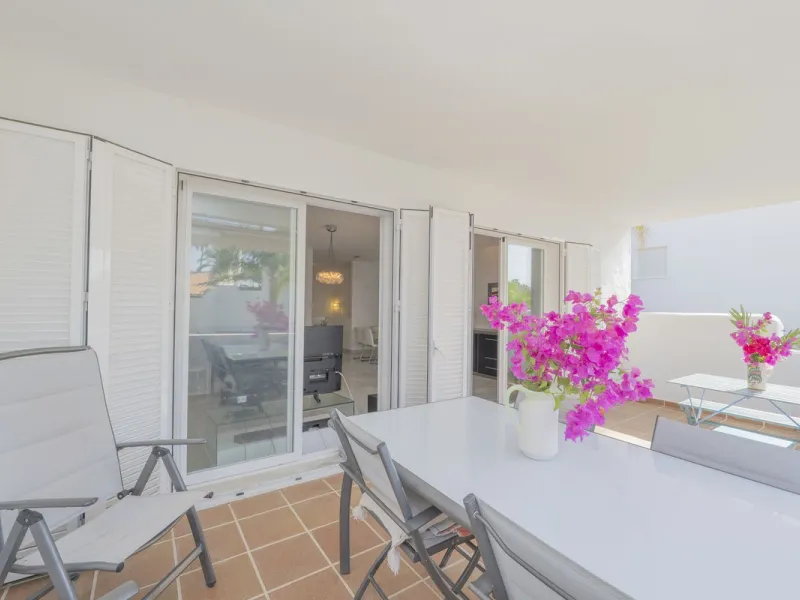 Come and meet the Paradise embodied in this charming Semi Detached House, epithome of a a Rest retreat, a quiet hideout, at a first line beach complex and despite that, tranquil, discreet and with 24/7 security ... at a mere 4km from Marbella downtown and