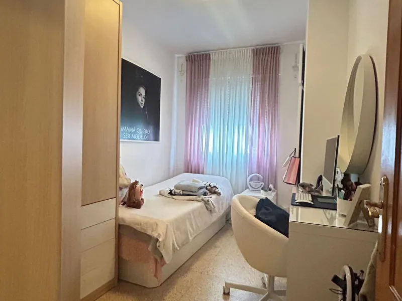 Apartment - Middle Floor Apartment в продаже в Estepona, Málaga. В доме 3 спален и 1 ванных комнат. Площадь дома 110 м²