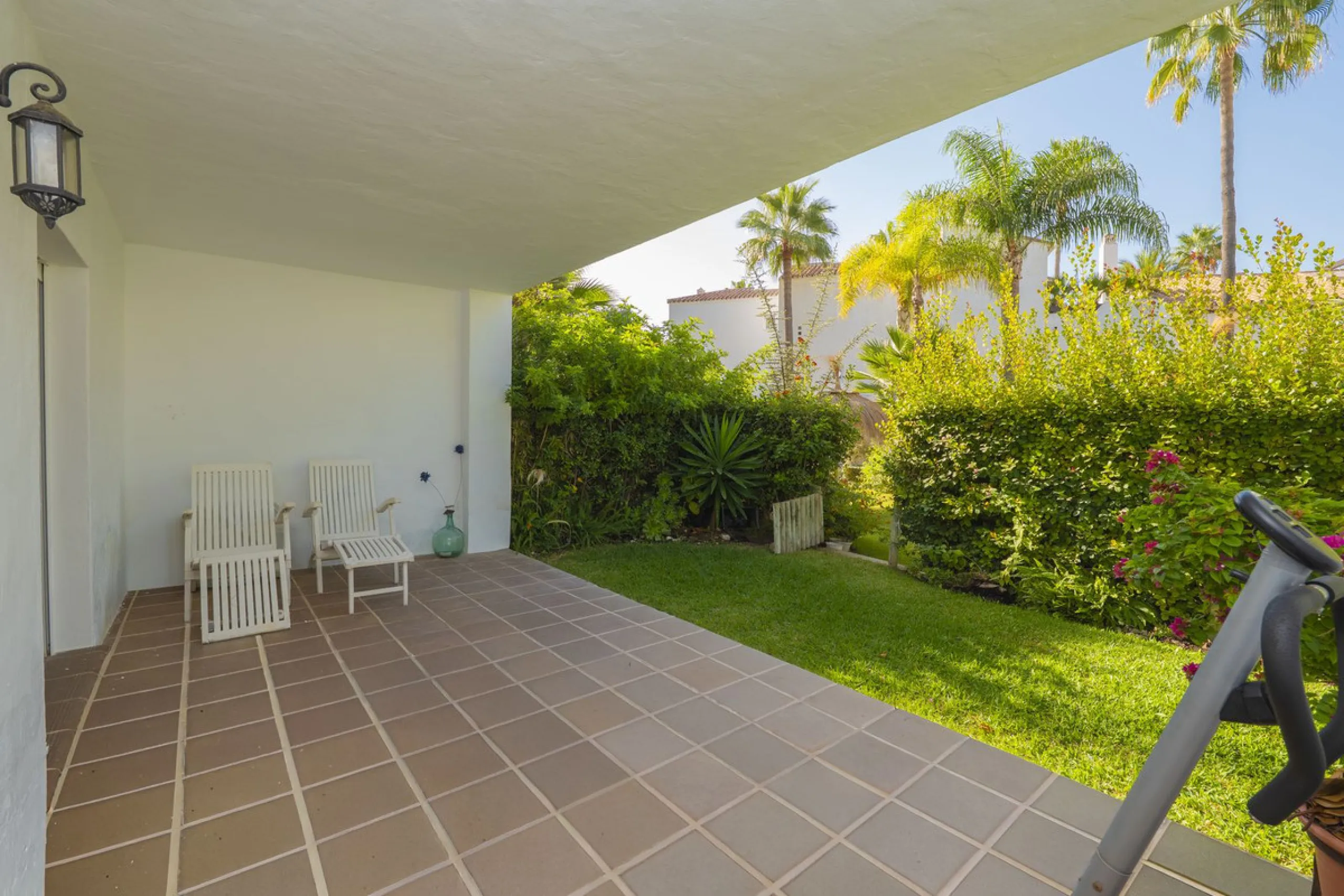 Come and meet the Paradise embodied in this charming Semi Detached House, epithome of a a Rest retreat, a quiet hideout, at a first line beach complex and despite that, tranquil, discreet and with 24/7 security ... at a mere 4km from Marbella downtown and