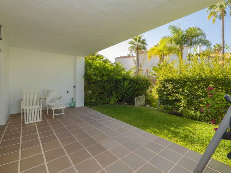 Come and meet the Paradise embodied in this charming Semi Detached House, epithome of a a Rest retreat, a quiet hideout, at a first line beach complex and despite that, tranquil, discreet and with 24/7 security ... at a mere 4km from Marbella downtown and