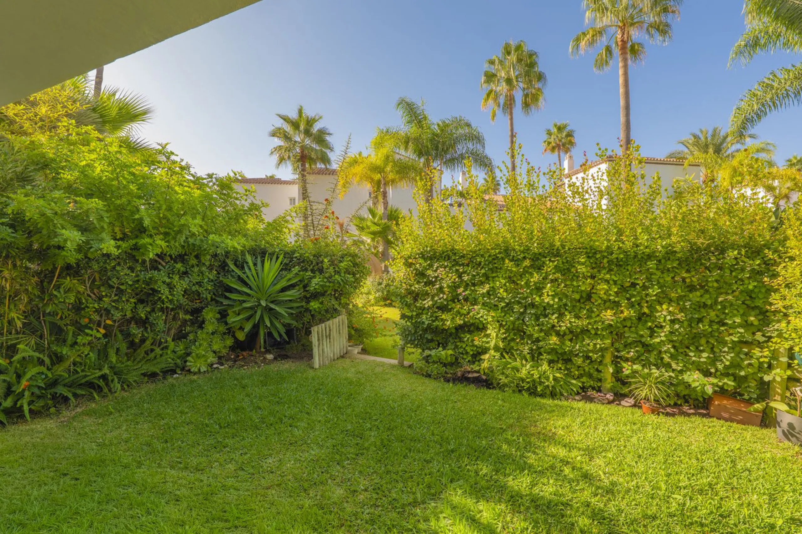 Come and meet the Paradise embodied in this charming Semi Detached House, epithome of a a Rest retreat, a quiet hideout, at a first line beach complex and despite that, tranquil, discreet and with 24/7 security ... at a mere 4km from Marbella downtown and