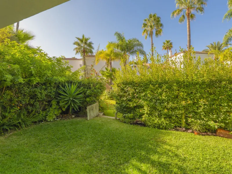 Come and meet the Paradise embodied in this charming Semi Detached House, epithome of a a Rest retreat, a quiet hideout, at a first line beach complex and despite that, tranquil, discreet and with 24/7 security ... at a mere 4km from Marbella downtown and