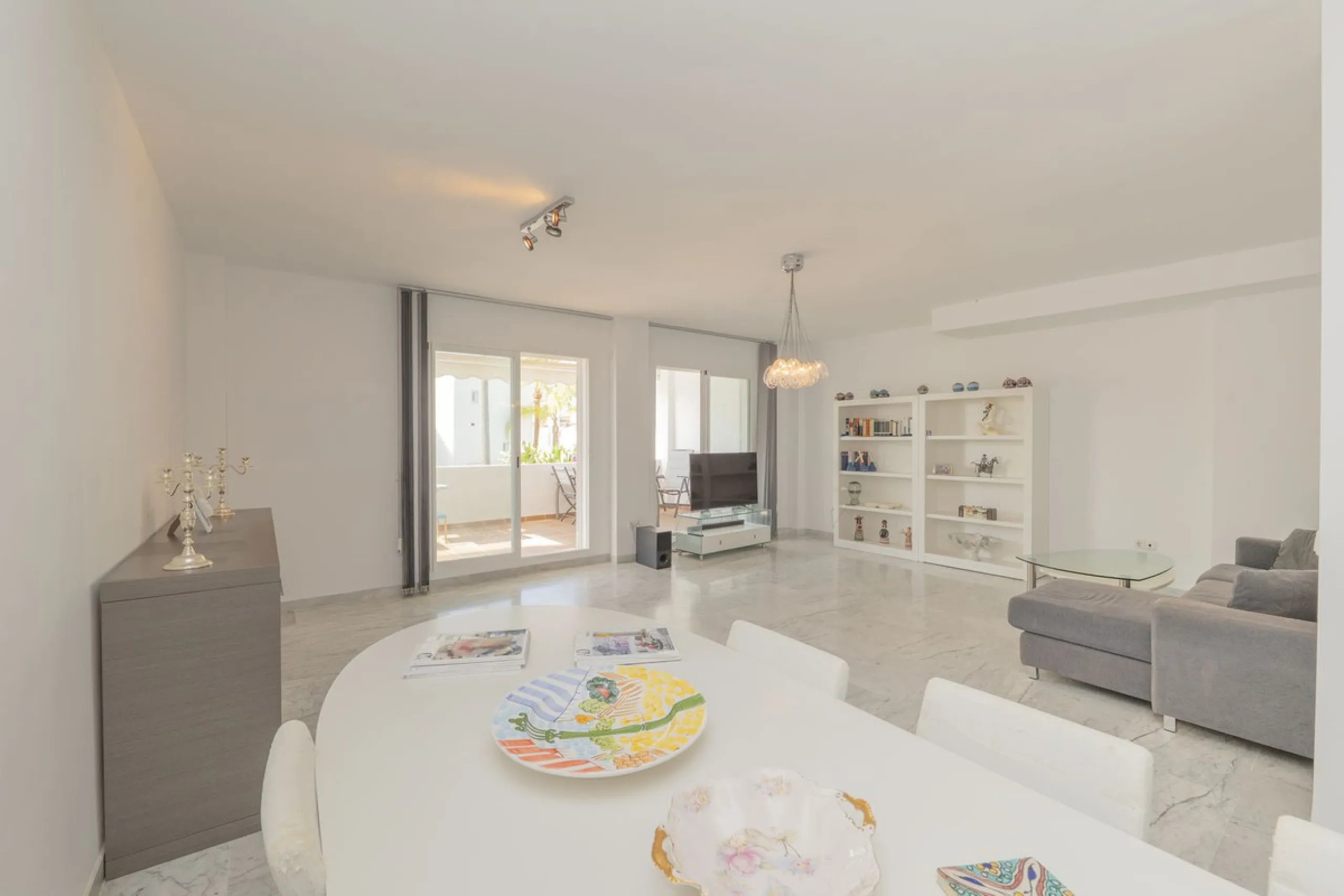 Come and meet the Paradise embodied in this charming Semi Detached House, epithome of a a Rest retreat, a quiet hideout, at a first line beach complex and despite that, tranquil, discreet and with 24/7 security ... at a mere 4km from Marbella downtown and