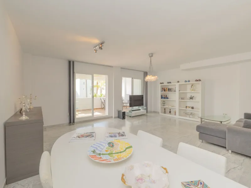 Come and meet the Paradise embodied in this charming Semi Detached House, epithome of a a Rest retreat, a quiet hideout, at a first line beach complex and despite that, tranquil, discreet and with 24/7 security ... at a mere 4km from Marbella downtown and