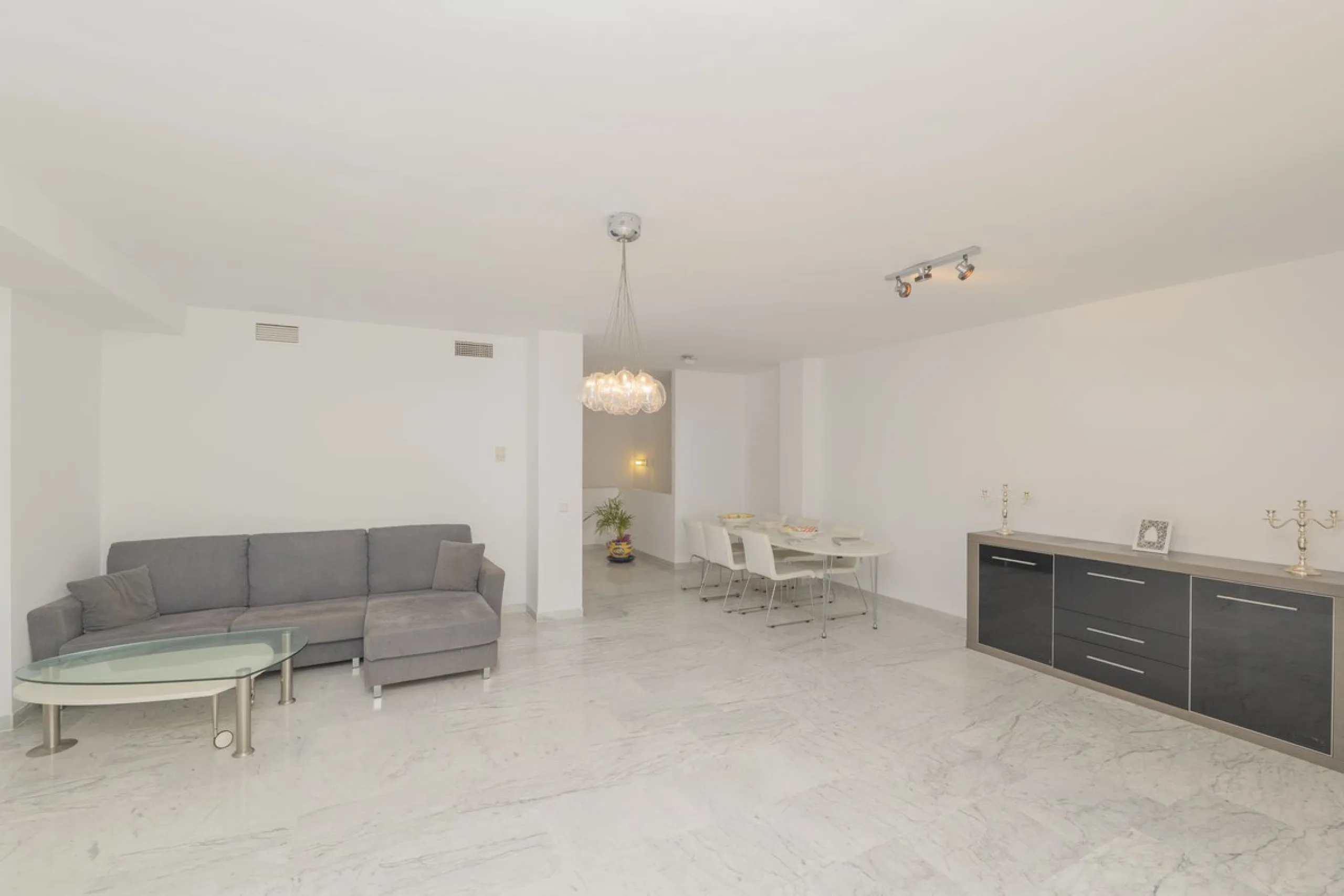 Come and meet the Paradise embodied in this charming Semi Detached House, epithome of a a Rest retreat, a quiet hideout, at a first line beach complex and despite that, tranquil, discreet and with 24/7 security ... at a mere 4km from Marbella downtown and