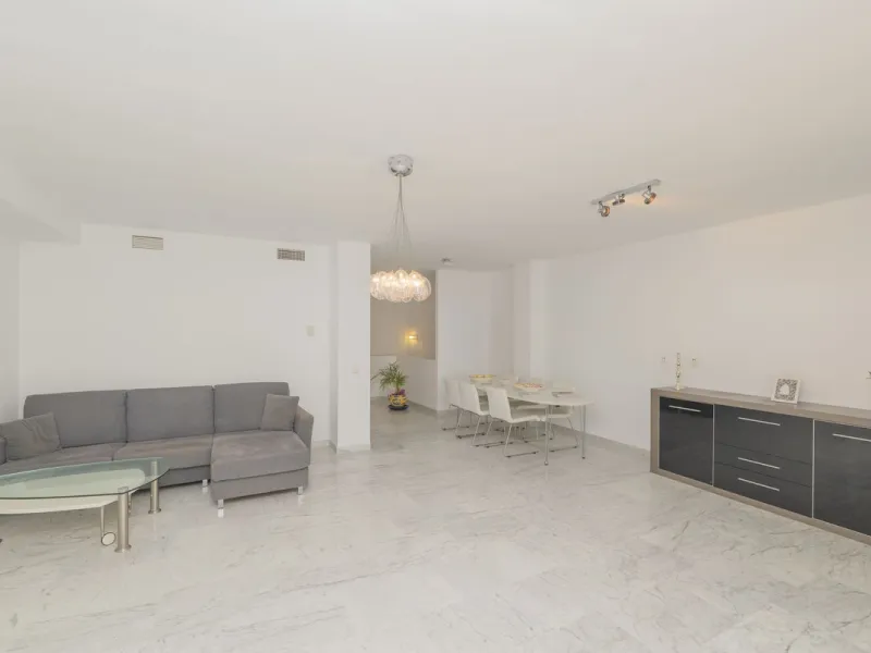Come and meet the Paradise embodied in this charming Semi Detached House, epithome of a a Rest retreat, a quiet hideout, at a first line beach complex and despite that, tranquil, discreet and with 24/7 security ... at a mere 4km from Marbella downtown and