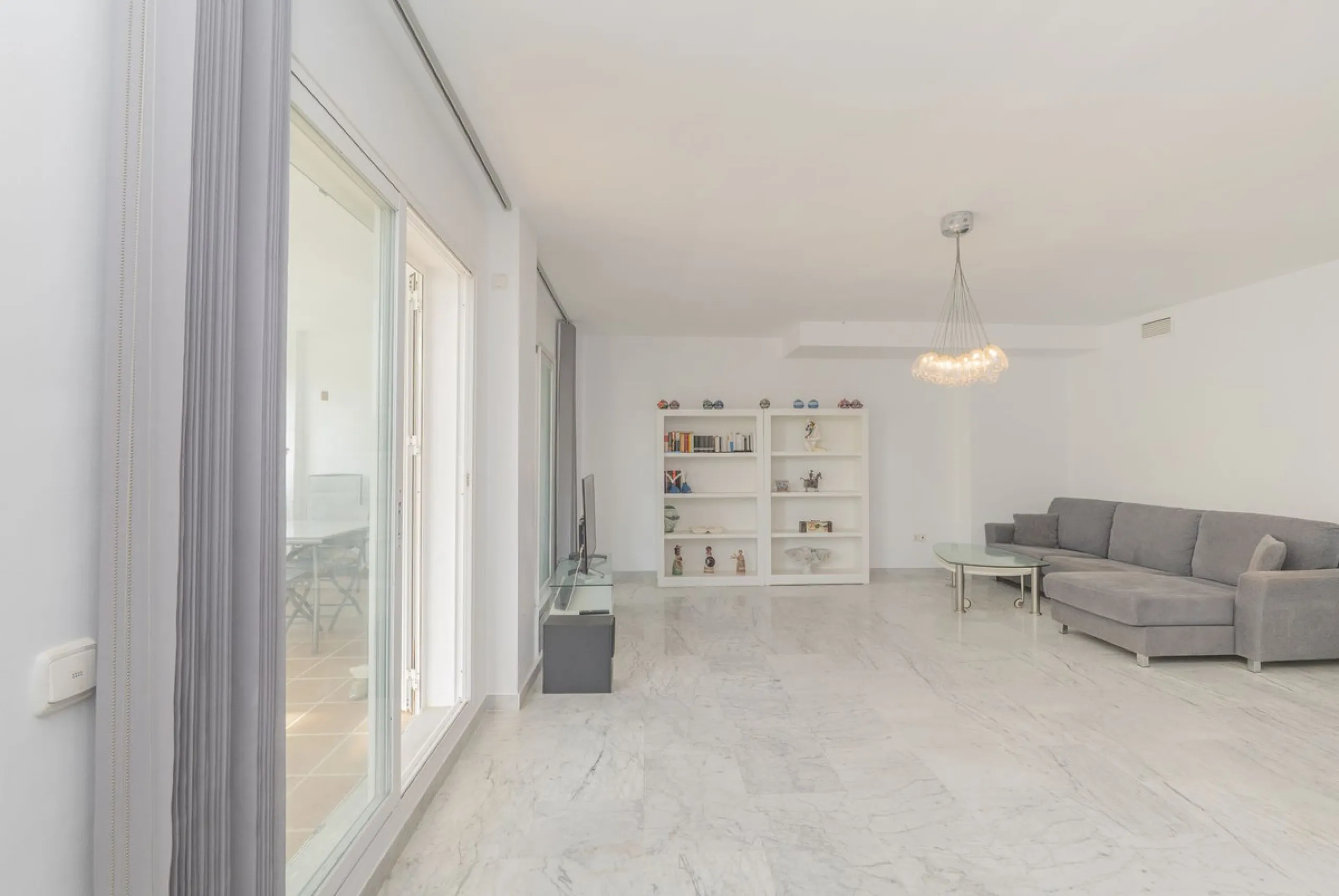 Come and meet the Paradise embodied in this charming Semi Detached House, epithome of a a Rest retreat, a quiet hideout, at a first line beach complex and despite that, tranquil, discreet and with 24/7 security ... at a mere 4km from Marbella downtown and