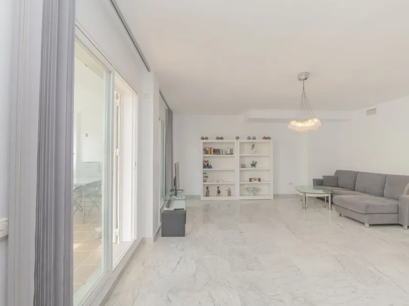 Come and meet the Paradise embodied in this charming Semi Detached House, epithome of a a Rest retreat, a quiet hideout, at a first line beach complex and despite that, tranquil, discreet and with 24/7 security ... at a mere 4km from Marbella downtown and