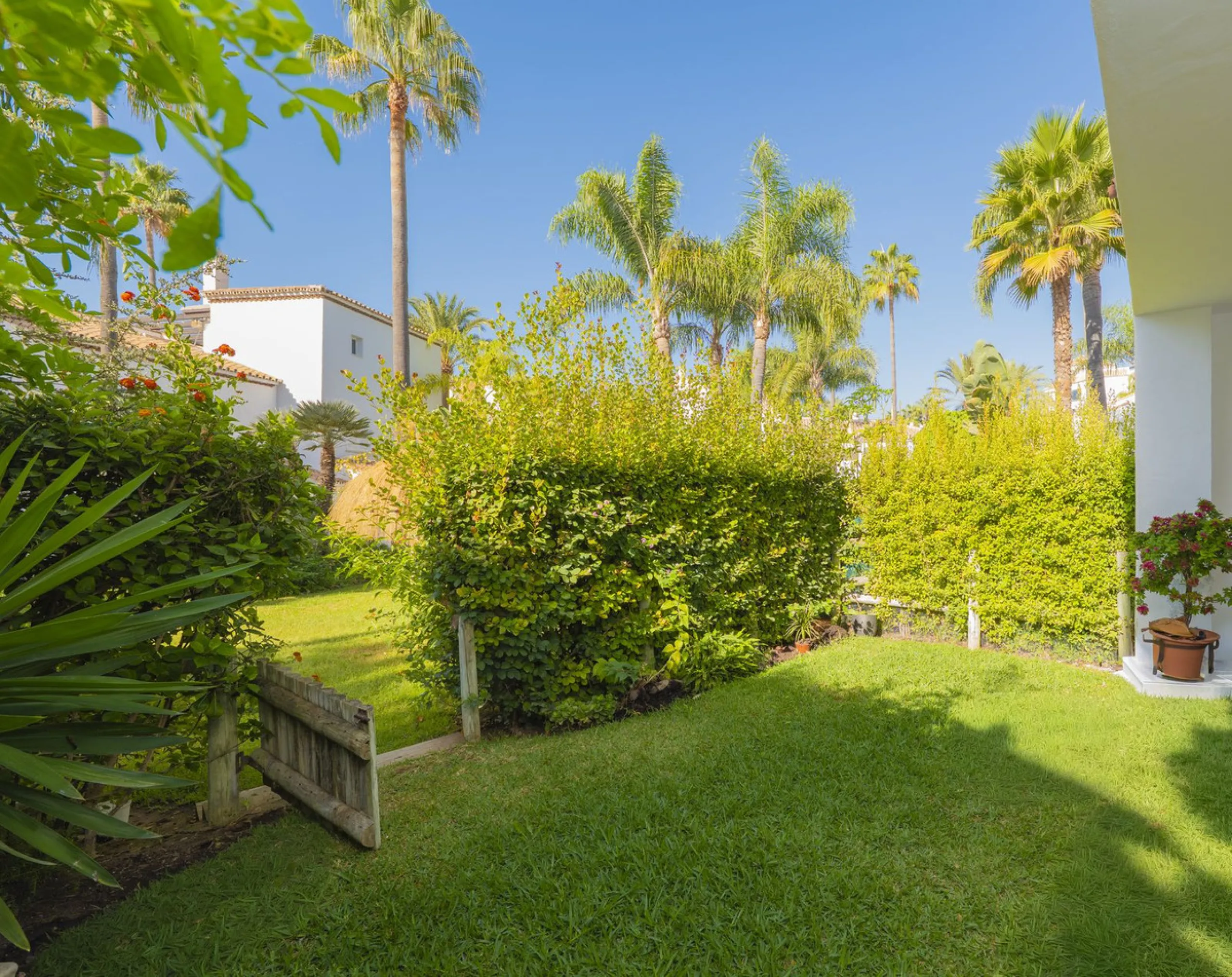Come and meet the Paradise embodied in this charming Semi Detached House, epithome of a a Rest retreat, a quiet hideout, at a first line beach complex and despite that, tranquil, discreet and with 24/7 security ... at a mere 4km from Marbella downtown and