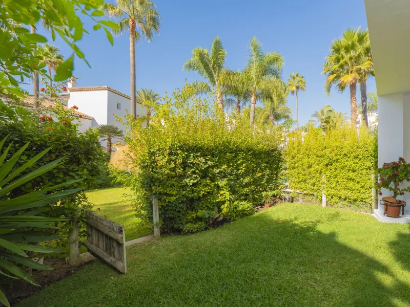 Come and meet the Paradise embodied in this charming Semi Detached House, epithome of a a Rest retreat, a quiet hideout, at a first line beach complex and despite that, tranquil, discreet and with 24/7 security ... at a mere 4km from Marbella downtown and