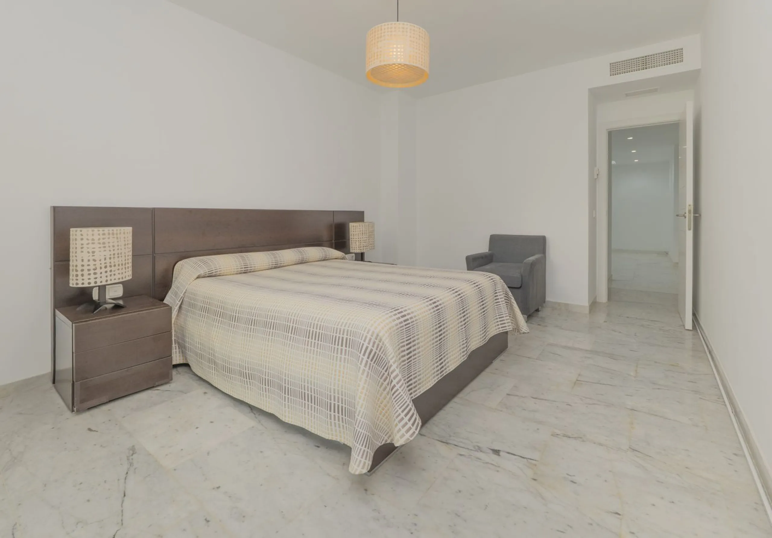 Come and meet the Paradise embodied in this charming Semi Detached House, epithome of a a Rest retreat, a quiet hideout, at a first line beach complex and despite that, tranquil, discreet and with 24/7 security ... at a mere 4km from Marbella downtown and