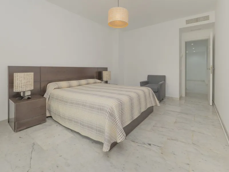 Come and meet the Paradise embodied in this charming Semi Detached House, epithome of a a Rest retreat, a quiet hideout, at a first line beach complex and despite that, tranquil, discreet and with 24/7 security ... at a mere 4km from Marbella downtown and