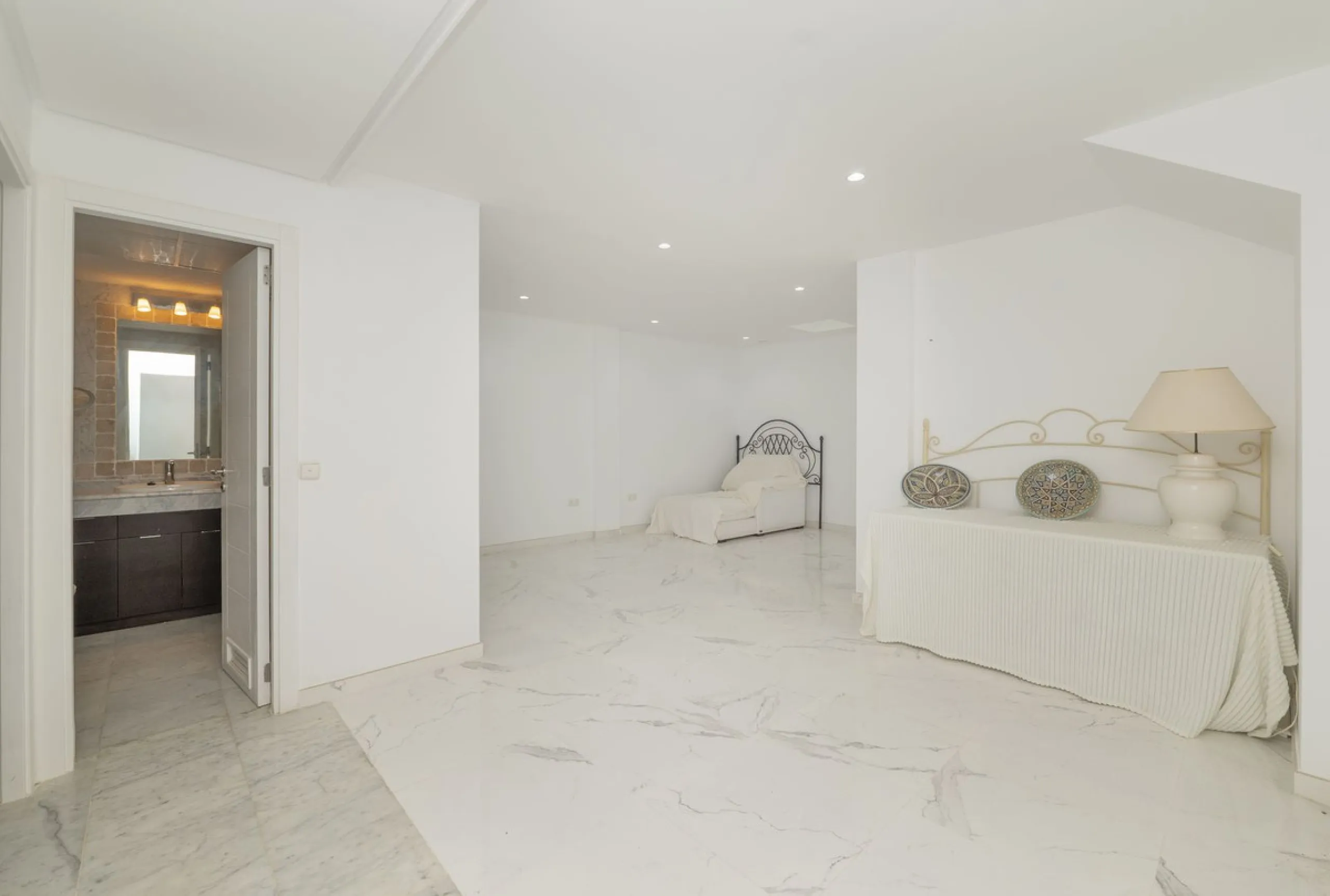 Come and meet the Paradise embodied in this charming Semi Detached House, epithome of a a Rest retreat, a quiet hideout, at a first line beach complex and despite that, tranquil, discreet and with 24/7 security ... at a mere 4km from Marbella downtown and