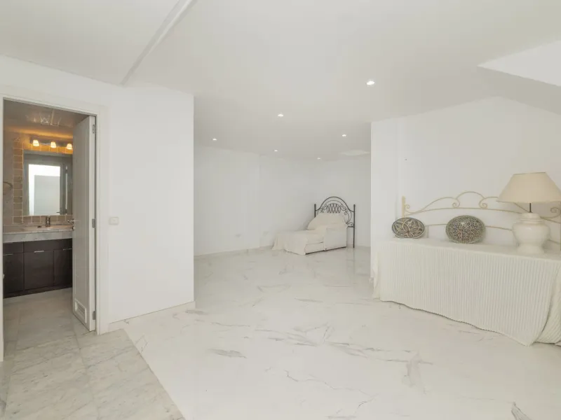 Come and meet the Paradise embodied in this charming Semi Detached House, epithome of a a Rest retreat, a quiet hideout, at a first line beach complex and despite that, tranquil, discreet and with 24/7 security ... at a mere 4km from Marbella downtown and