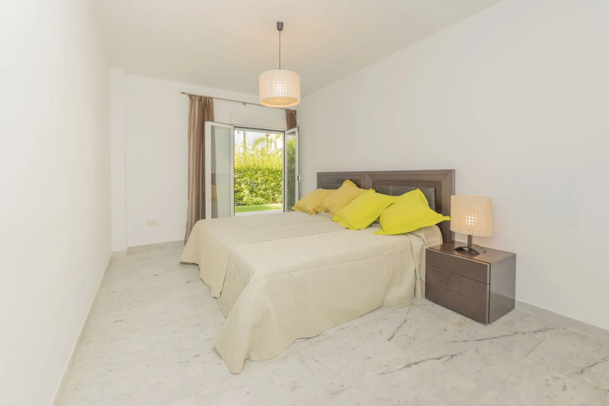 Come and meet the Paradise embodied in this charming Semi Detached House, epithome of a a Rest retreat, a quiet hideout, at a first line beach complex and despite that, tranquil, discreet and with 24/7 security ... at a mere 4km from Marbella downtown and
