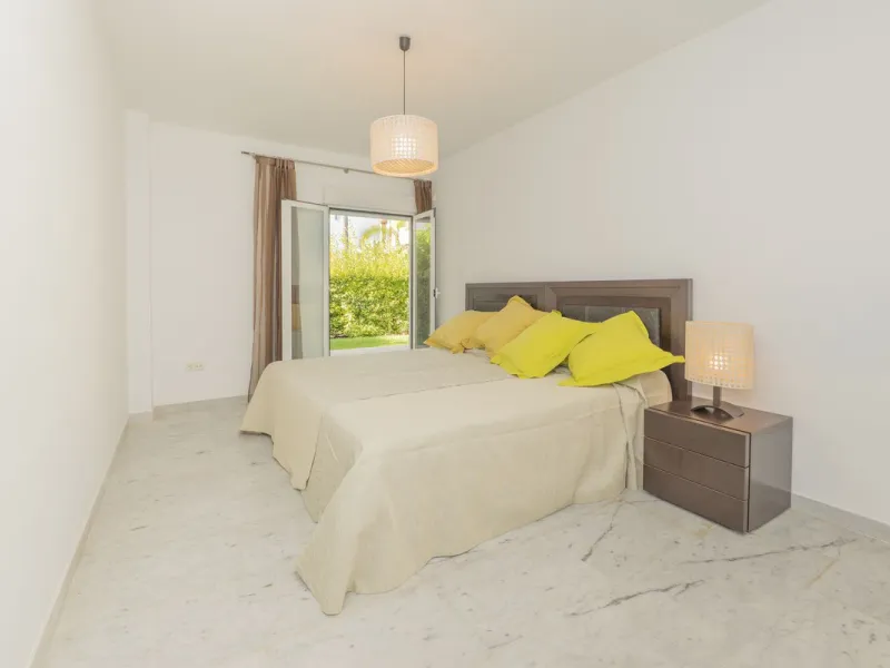 Come and meet the Paradise embodied in this charming Semi Detached House, epithome of a a Rest retreat, a quiet hideout, at a first line beach complex and despite that, tranquil, discreet and with 24/7 security ... at a mere 4km from Marbella downtown and