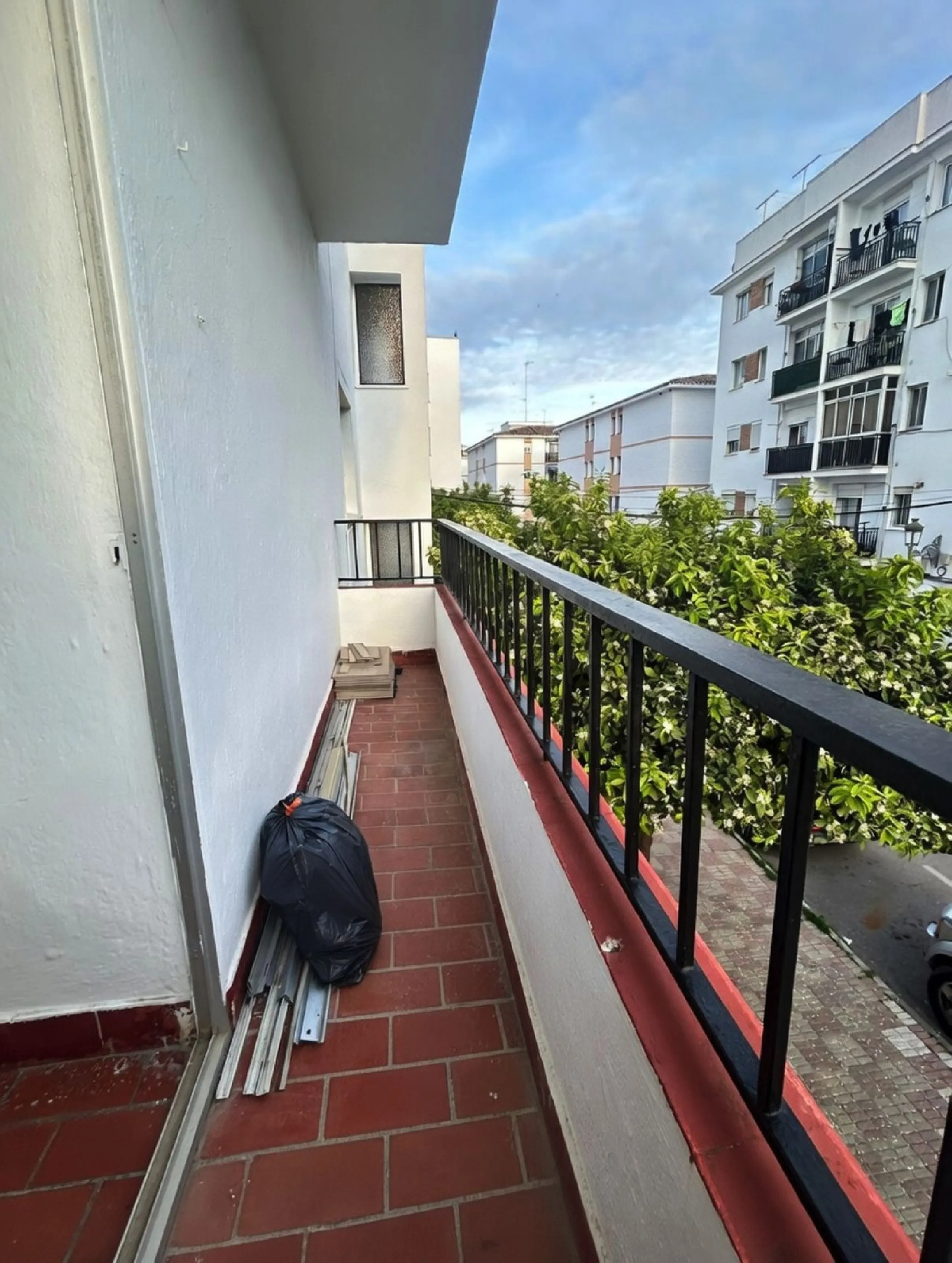 Apartment - Middle Floor Apartment в продаже в Estepona, Málaga. В доме 3 спален и 1 ванных комнат. Площадь дома 110 м²