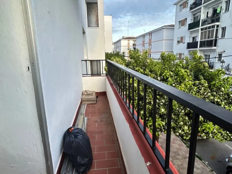 Apartment - Middle Floor Apartment в продаже в Estepona, Málaga. В доме 3 спален и 1 ванных комнат. Площадь дома 110 м²