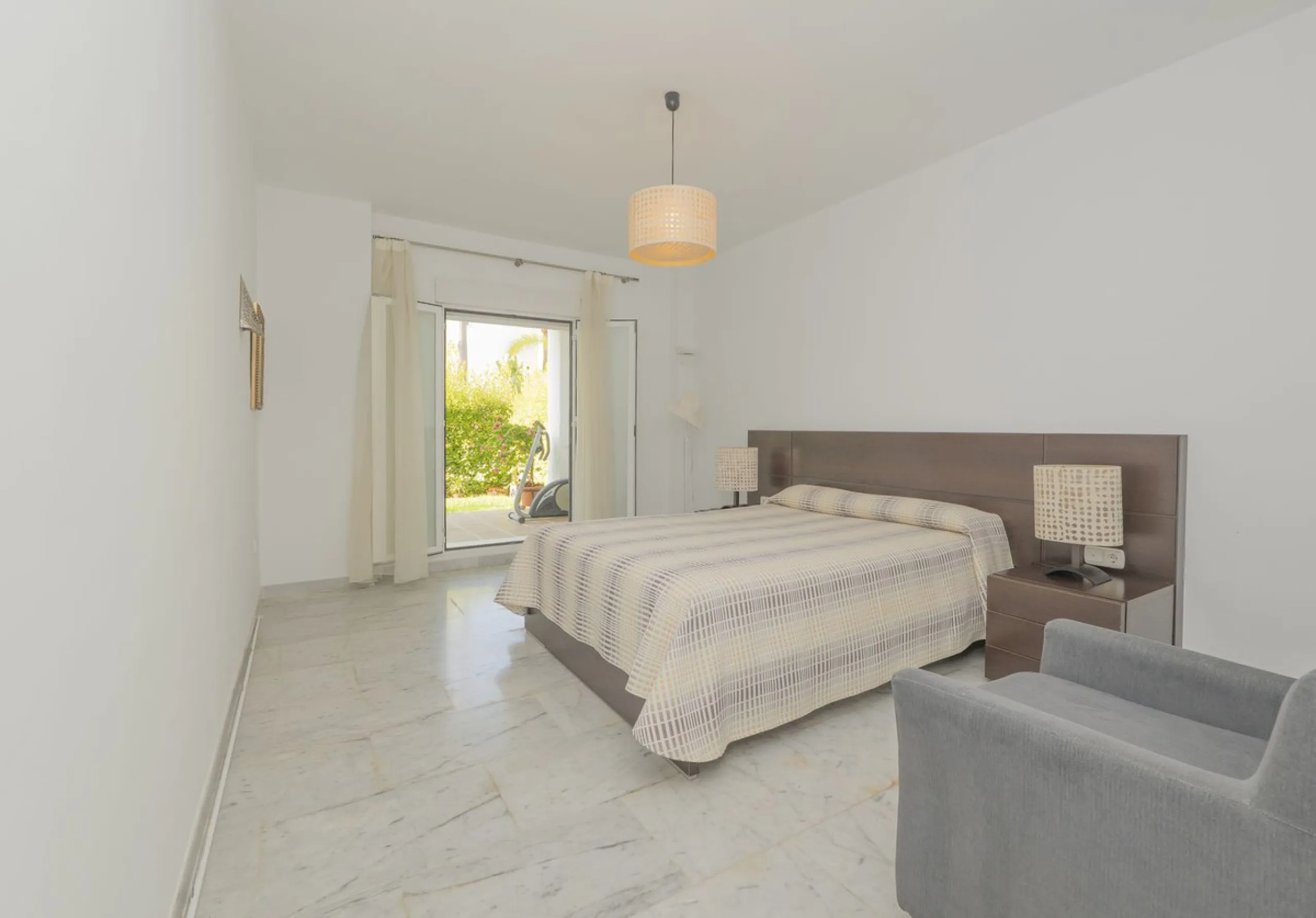 Come and meet the Paradise embodied in this charming Semi Detached House, epithome of a a Rest retreat, a quiet hideout, at a first line beach complex and despite that, tranquil, discreet and with 24/7 security ... at a mere 4km from Marbella downtown and
