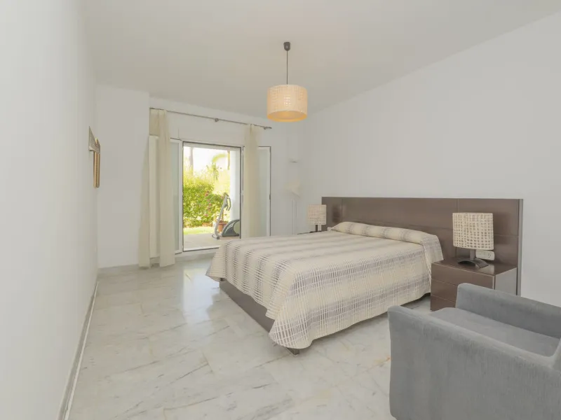 Come and meet the Paradise embodied in this charming Semi Detached House, epithome of a a Rest retreat, a quiet hideout, at a first line beach complex and despite that, tranquil, discreet and with 24/7 security ... at a mere 4km from Marbella downtown and