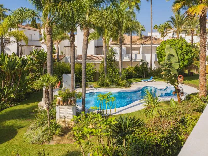 Come and meet the Paradise embodied in this charming Semi Detached House, epithome of a a Rest retreat, a quiet hideout, at a first line beach complex and despite that, tranquil, discreet and with 24/7 security ... at a mere 4km from Marbella downtown and